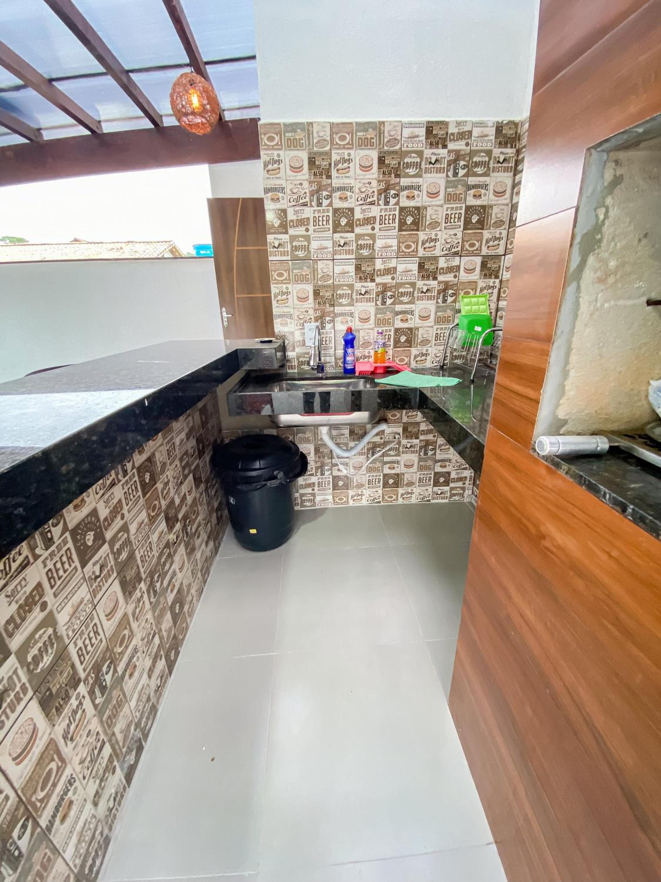 Aptos com 1 quarto, próximo a praia de Taperpuã, com 'àrea de churrasco compartilhada.