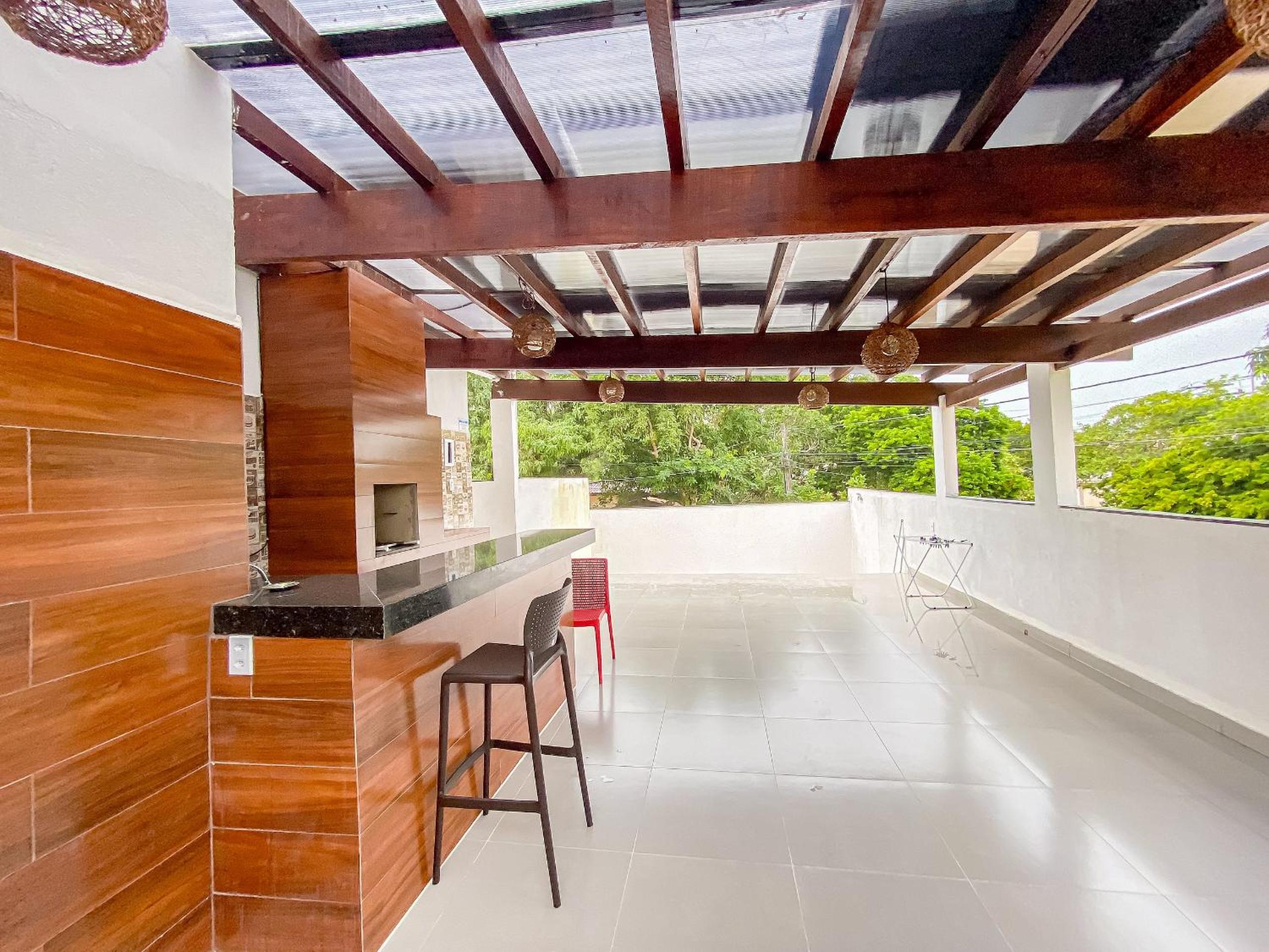 Aptos com 1 quarto, próximo a praia de Taperpuã, com 'àrea de churrasco compartilhada.