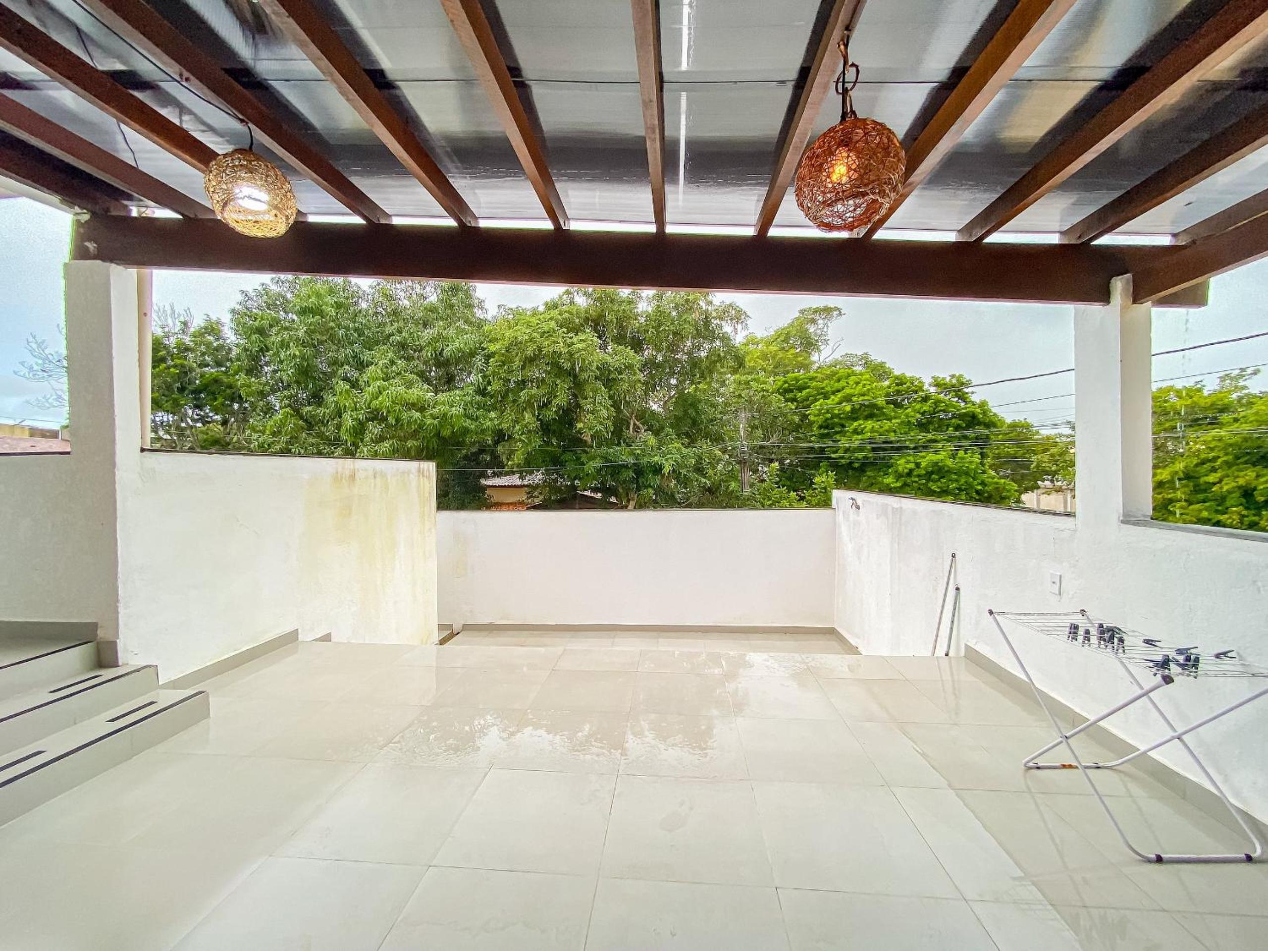 Aptos com 1 quarto, próximo a praia de Taperpuã, com 'àrea de churrasco compartilhada.