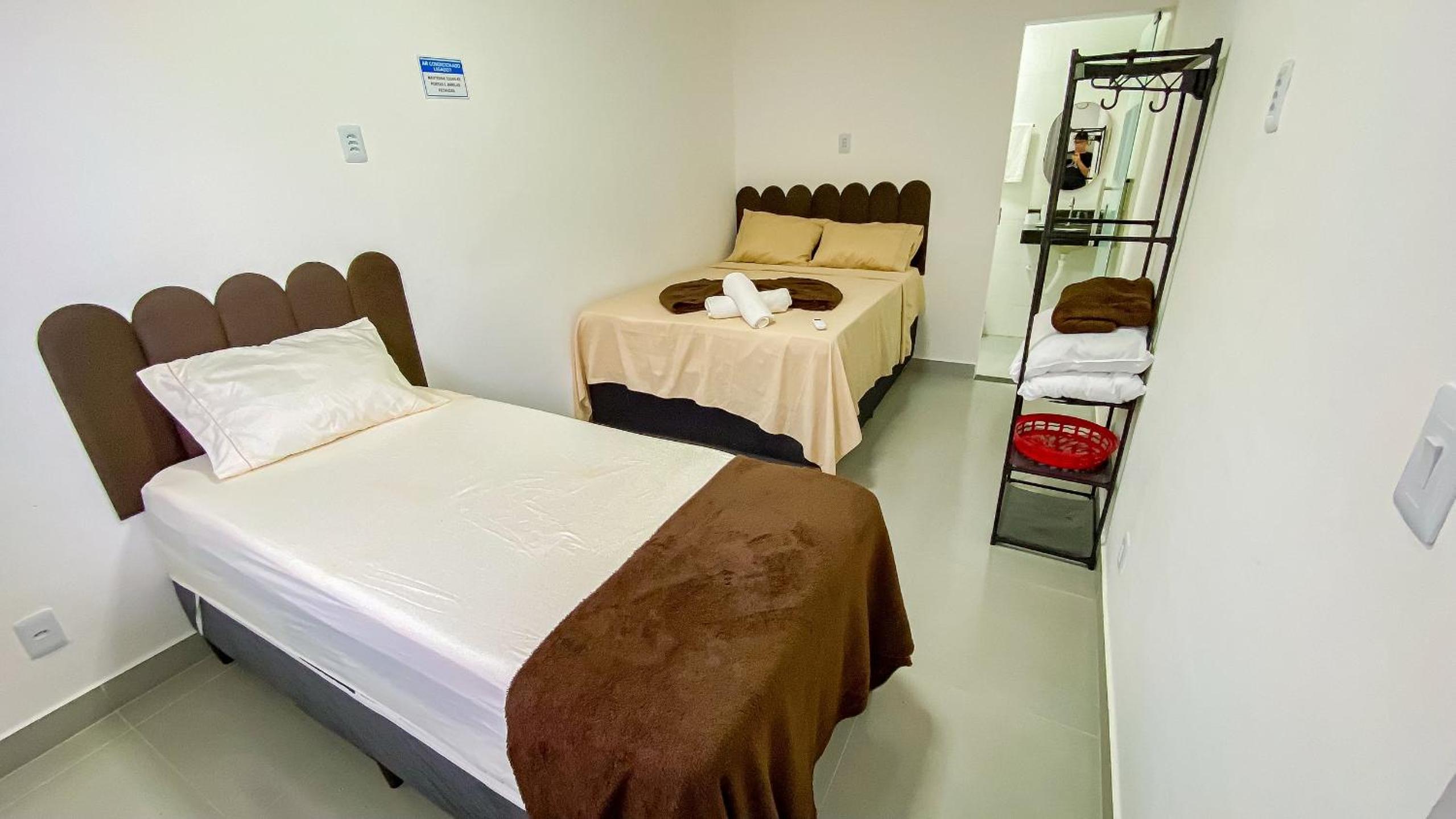 Aptos com 1 quarto, próximo a praia de Taperpuã, com 'àrea de churrasco compartilhada.