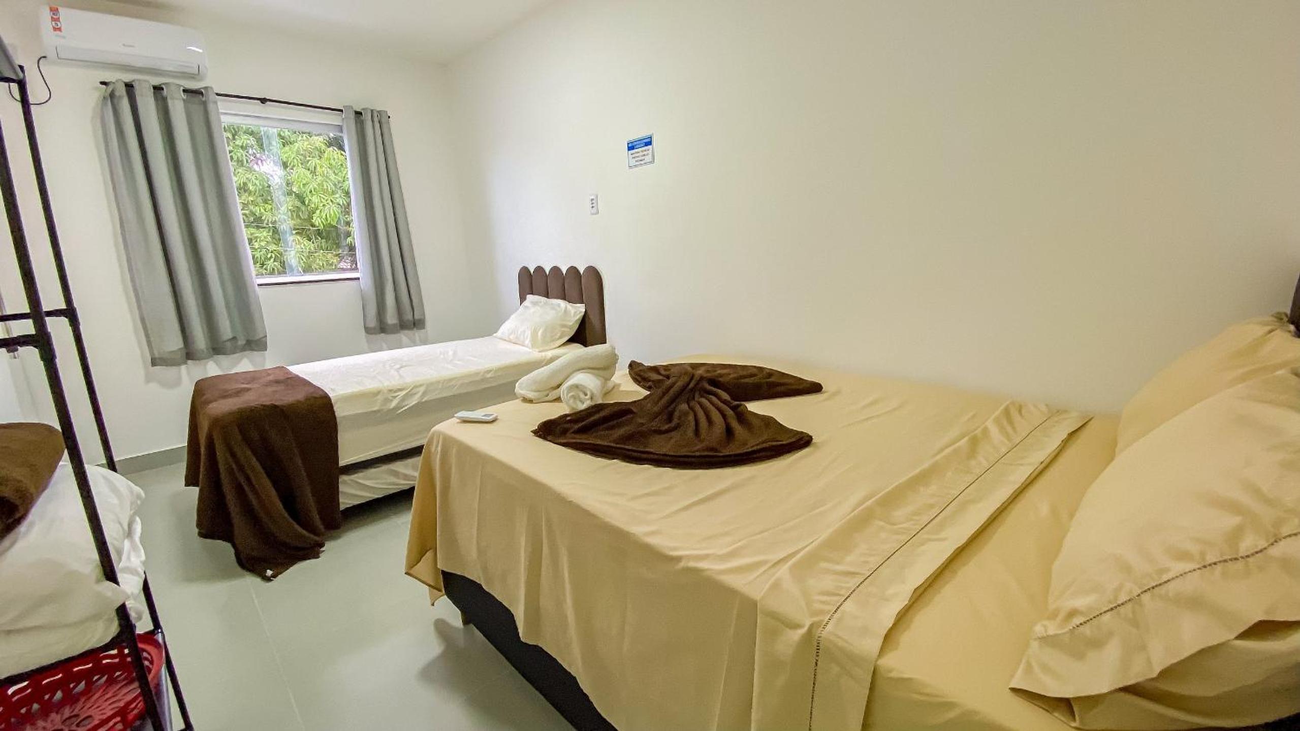 Aptos com 1 quarto, próximo a praia de Taperpuã, com 'àrea de churrasco compartilhada.