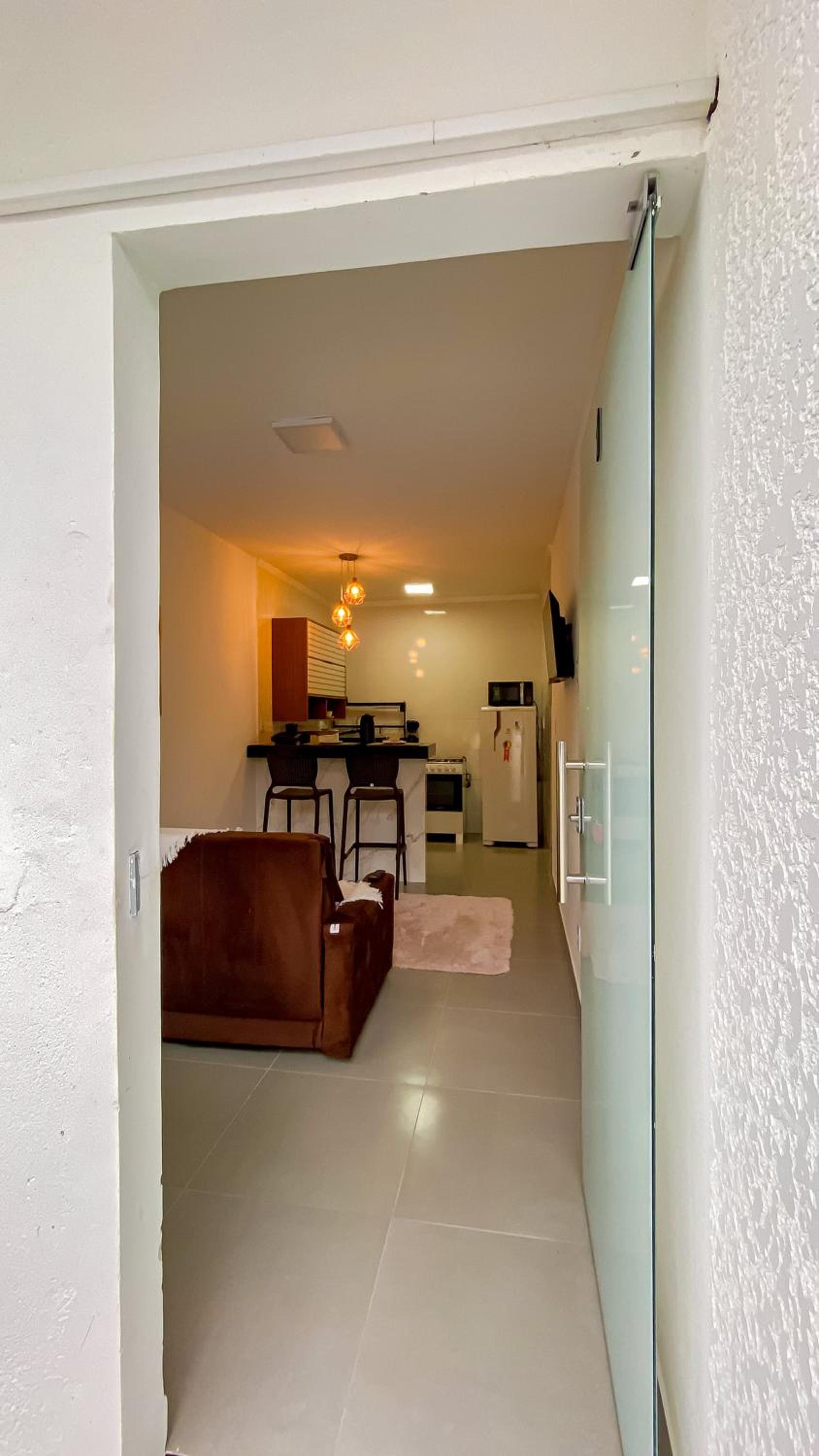 Aptos com 1 quarto, próximo a praia de Taperpuã, com 'àrea de churrasco compartilhada.