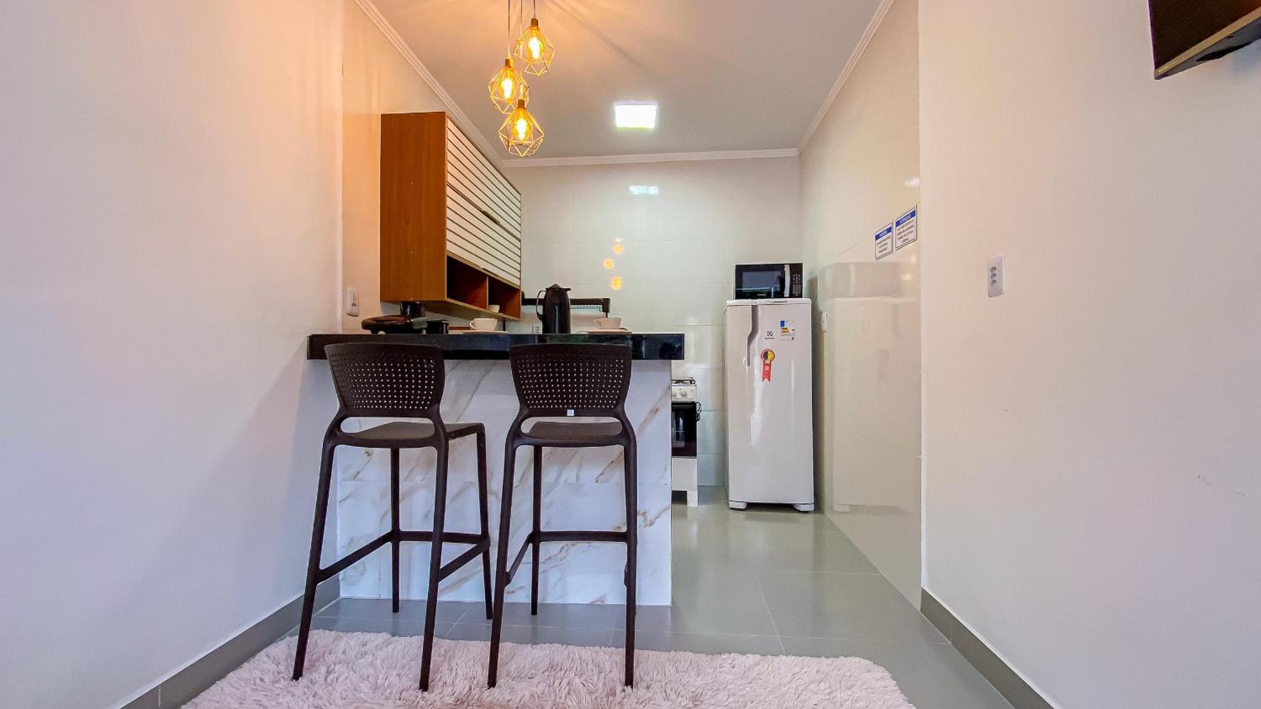 Aptos com 1 quarto, próximo a praia de Taperpuã, com 'àrea de churrasco compartilhada.