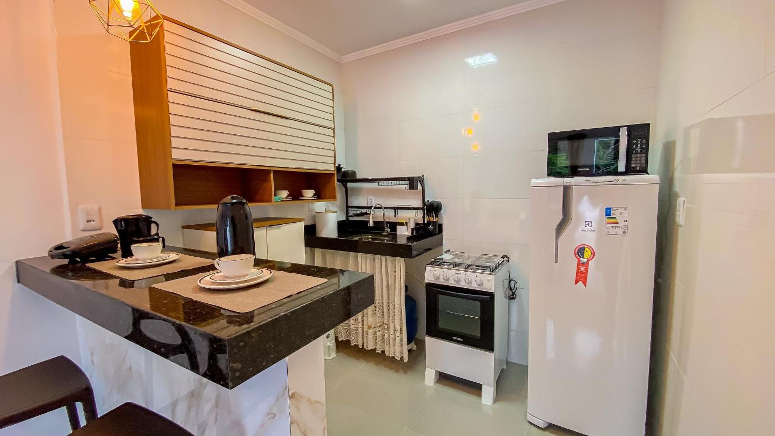 Aptos com 1 quarto, próximo a praia de Taperpuã, com 'àrea de churrasco compartilhada.