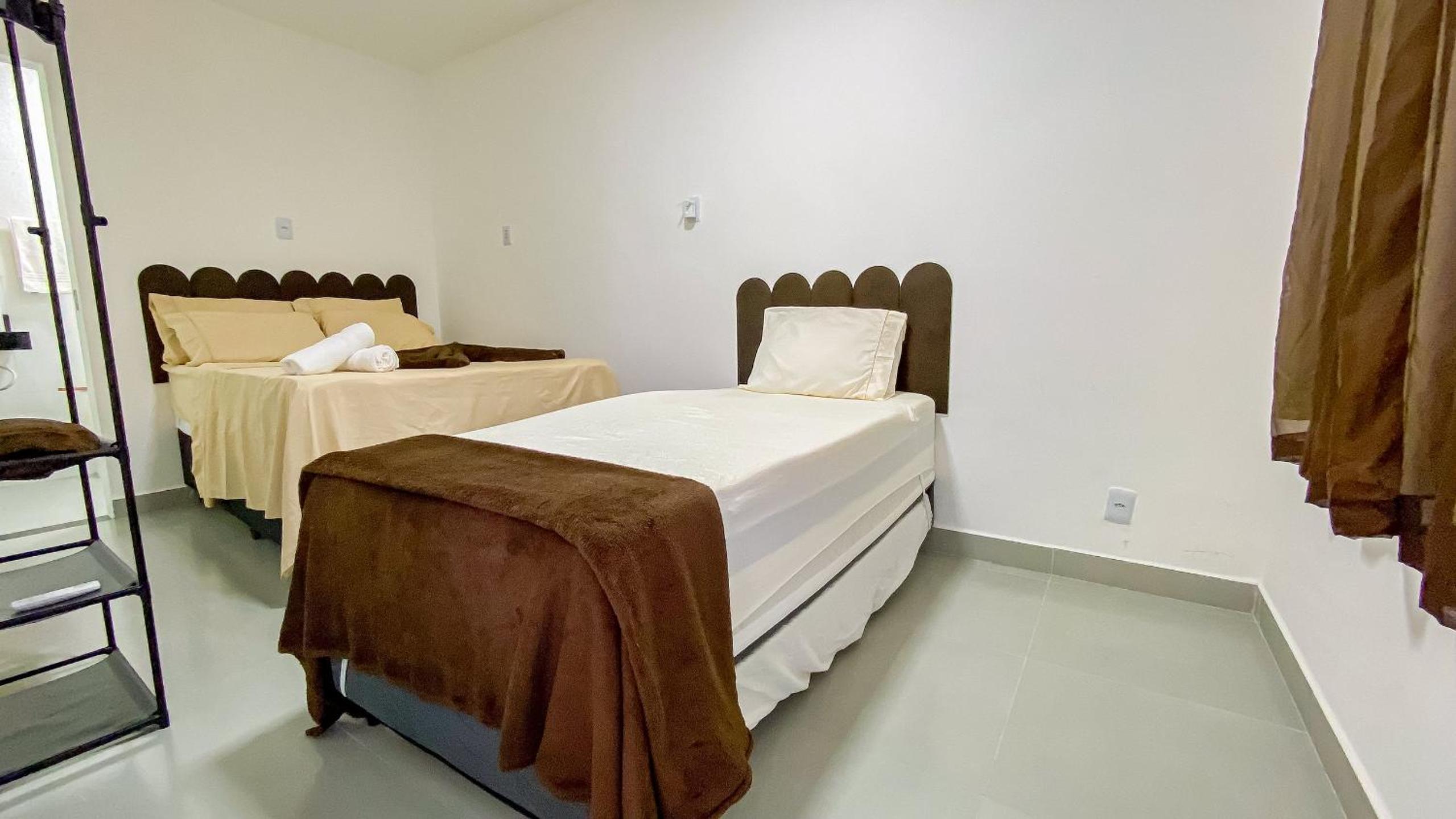 Aptos com 1 quarto, próximo a praia de Taperpuã, com 'àrea de churrasco compartilhada.
