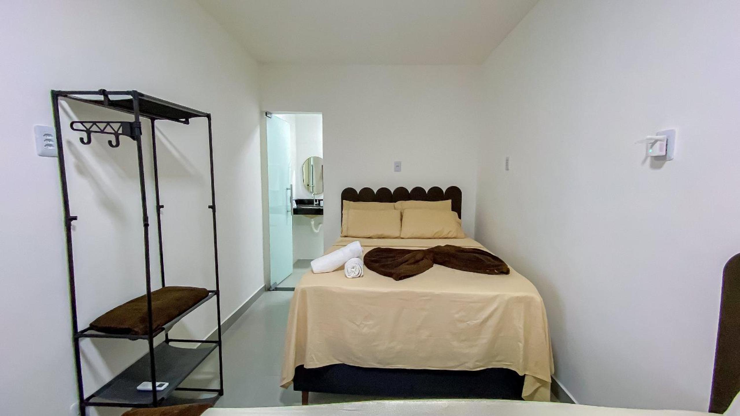 Aptos com 1 quarto, próximo a praia de Taperpuã, com 'àrea de churrasco compartilhada.