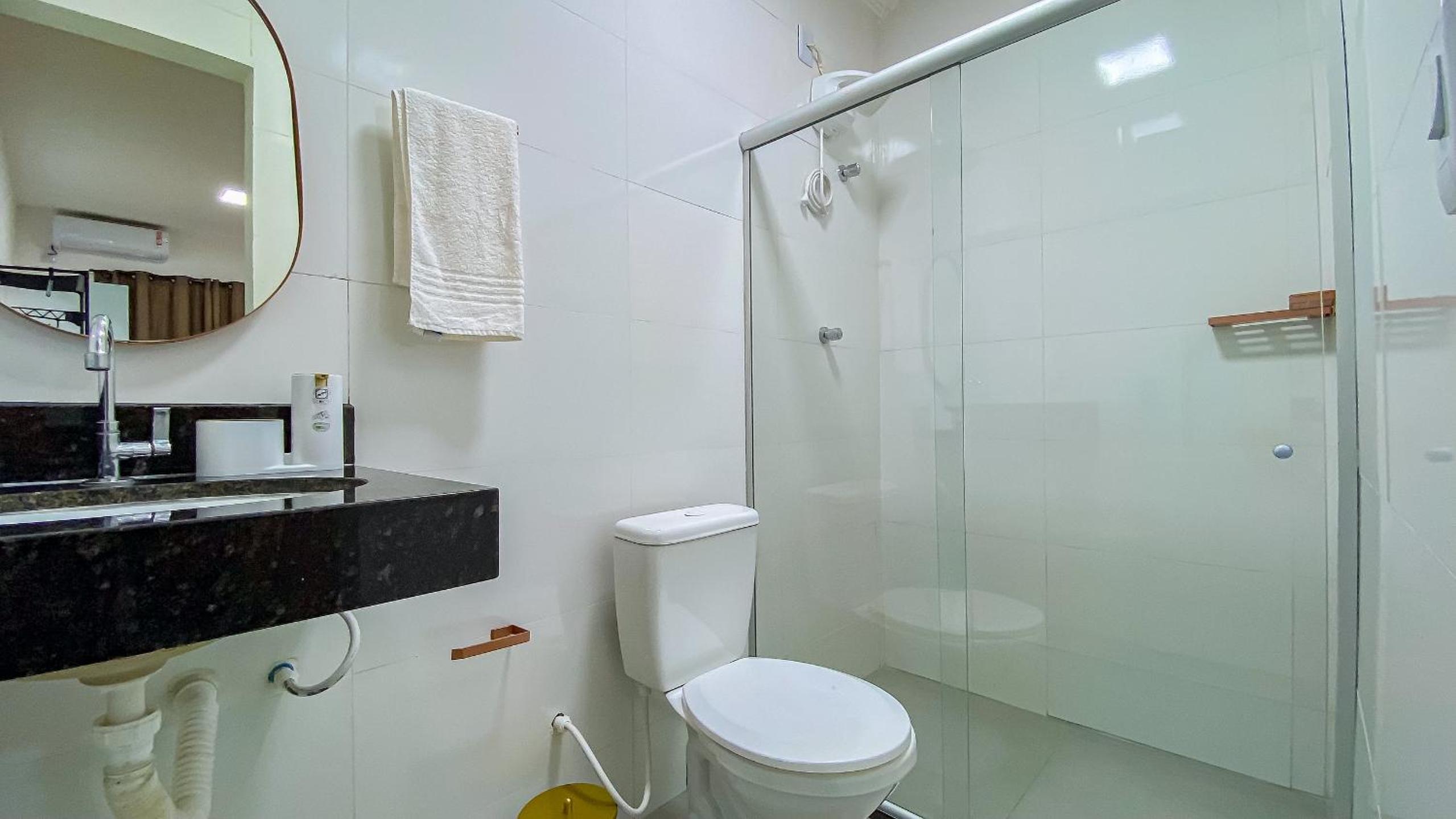 Aptos com 1 quarto, próximo a praia de Taperpuã, com 'àrea de churrasco compartilhada.