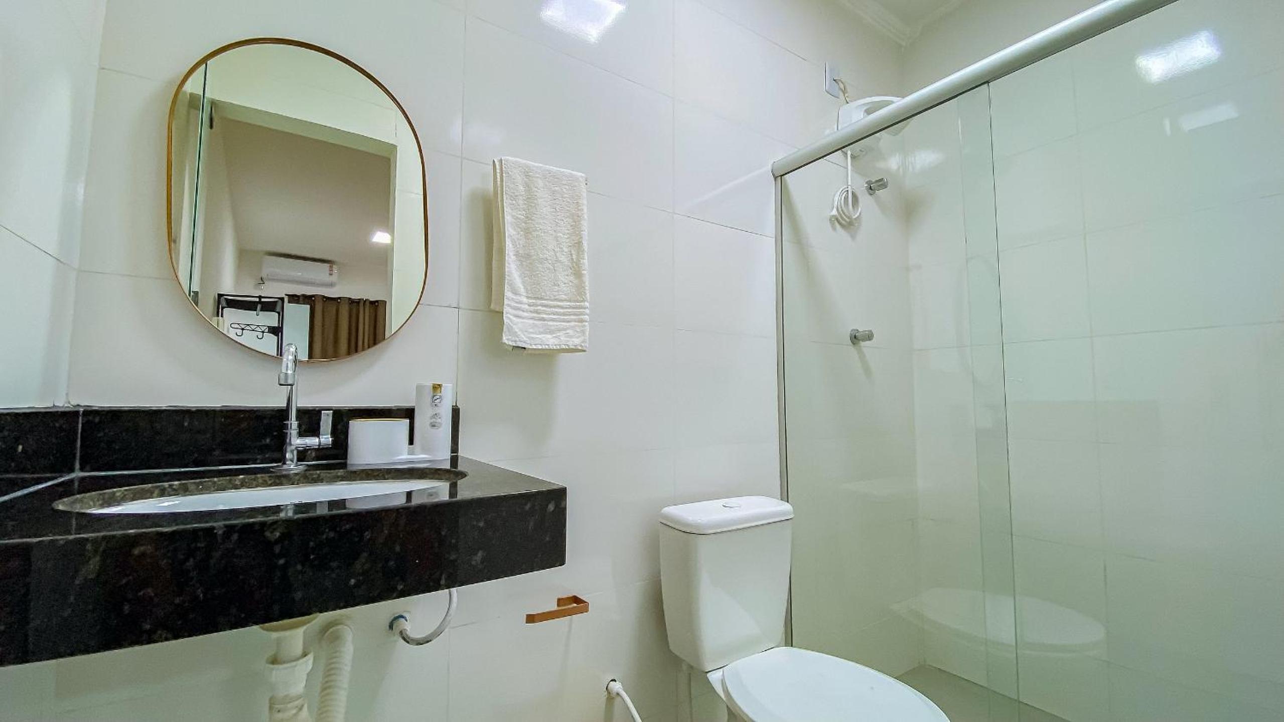 Aptos com 1 quarto, próximo a praia de Taperpuã, com 'àrea de churrasco compartilhada.