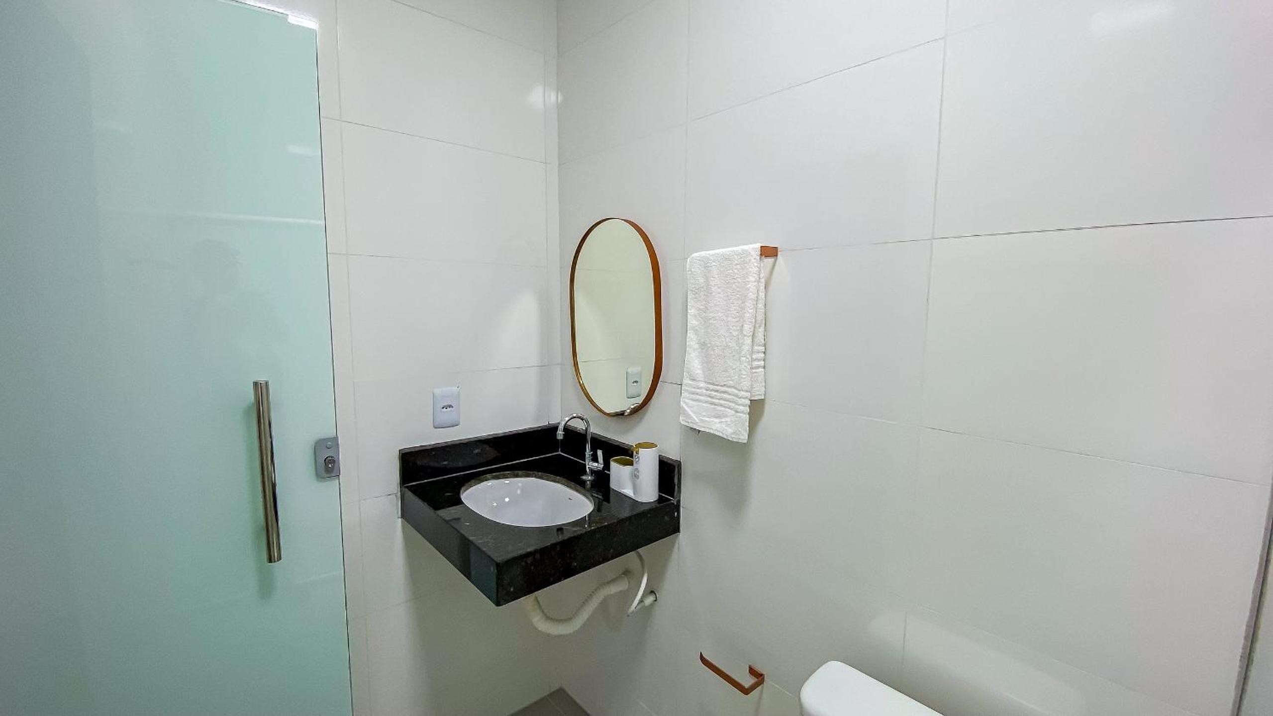 Aptos com 1 quarto, próximo a praia de Taperpuã, com 'àrea de churrasco compartilhada.