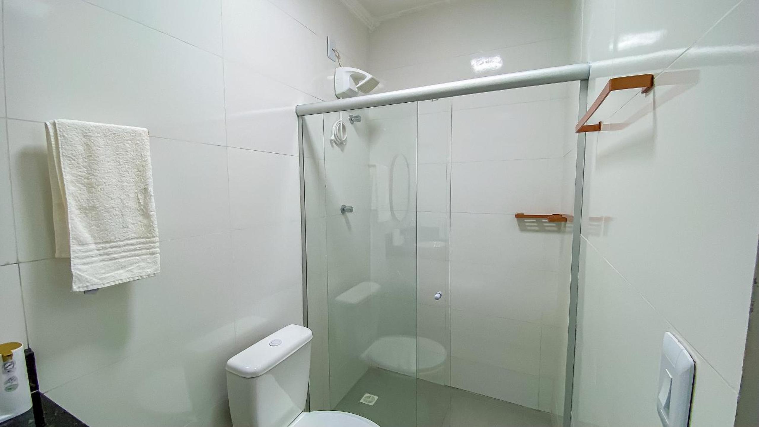 Aptos com 1 quarto, próximo a praia de Taperpuã, com 'àrea de churrasco compartilhada.