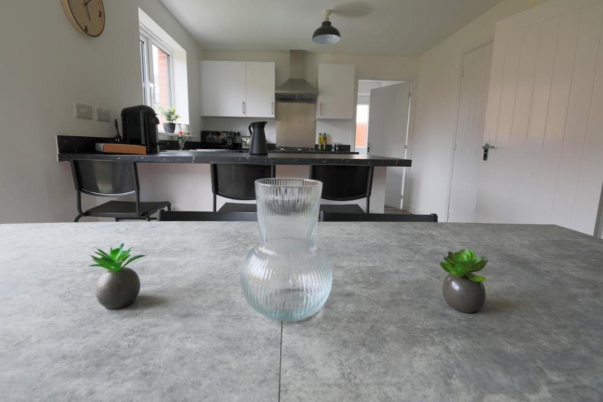 The Haven – Modern 4-Bed Home with Garden