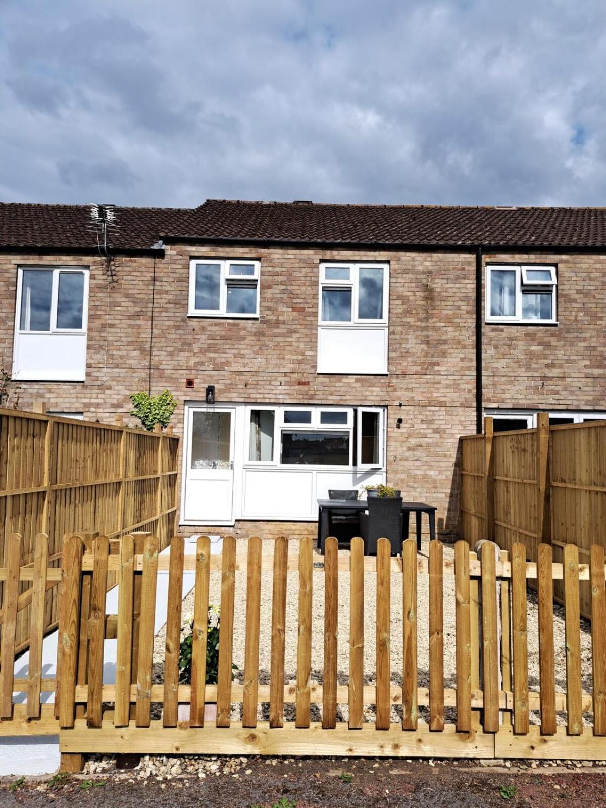 SALE 3 bed House CALNE SLEEPS 6 pet-friendly