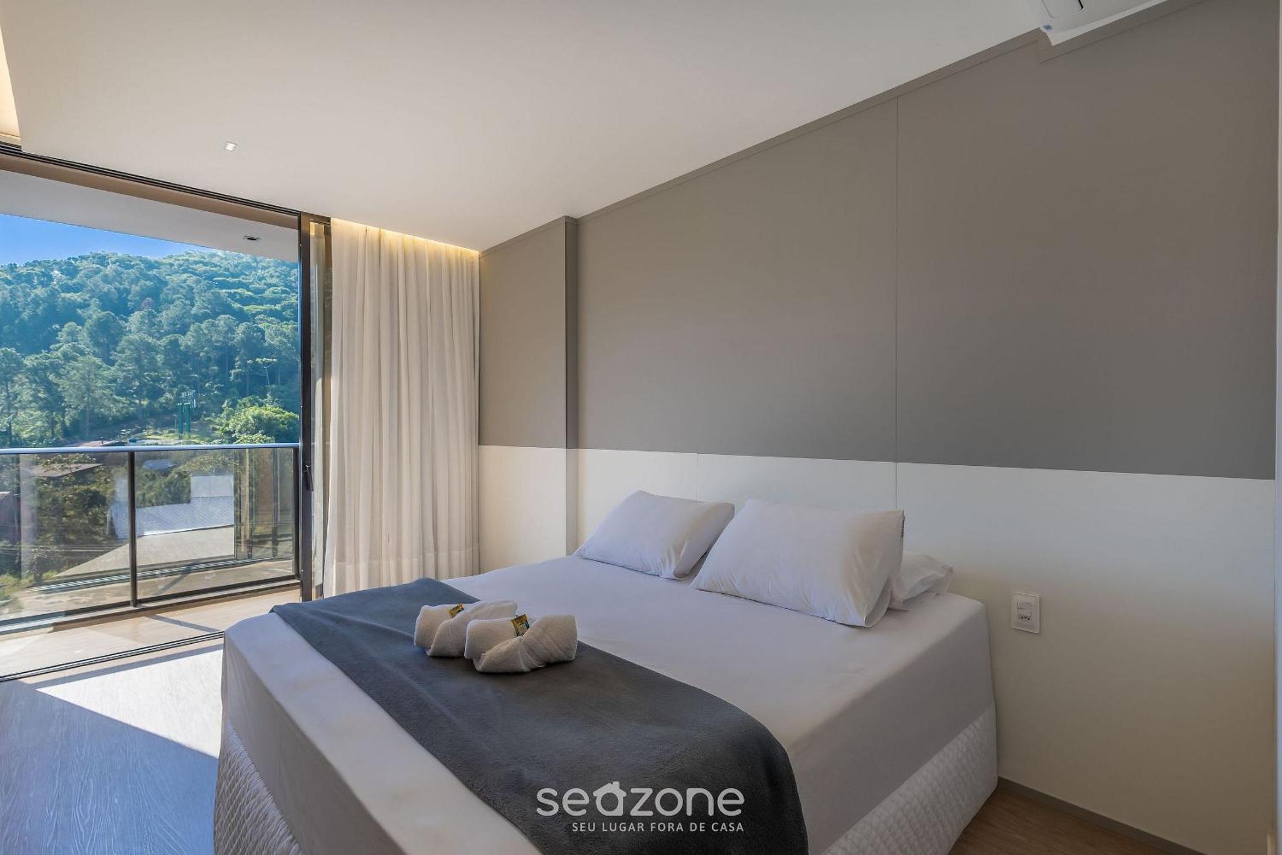 Building with swimming pool next to Balneário Shopping in BC - TSO