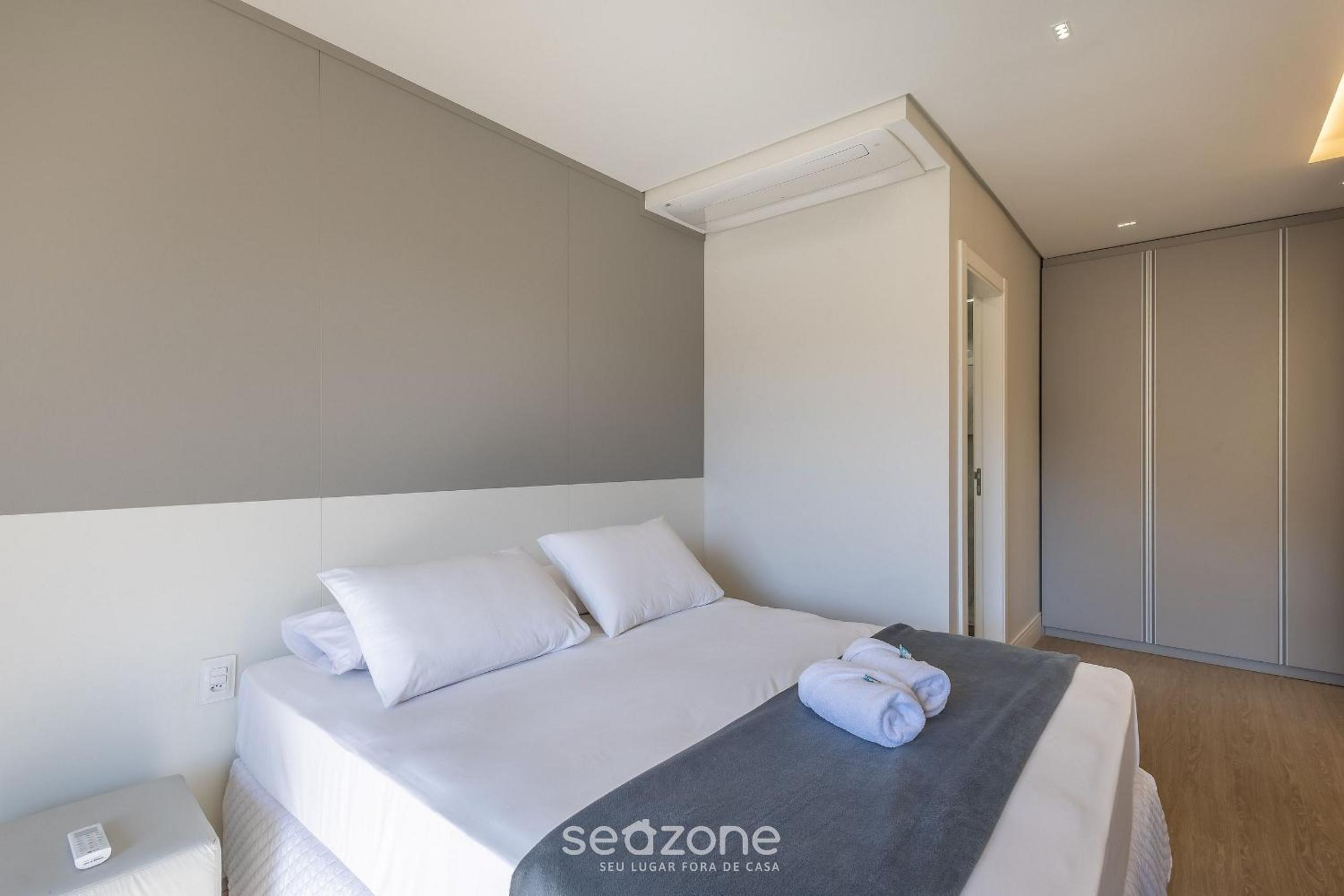 Building with swimming pool next to Balneário Shopping in BC - TSO
