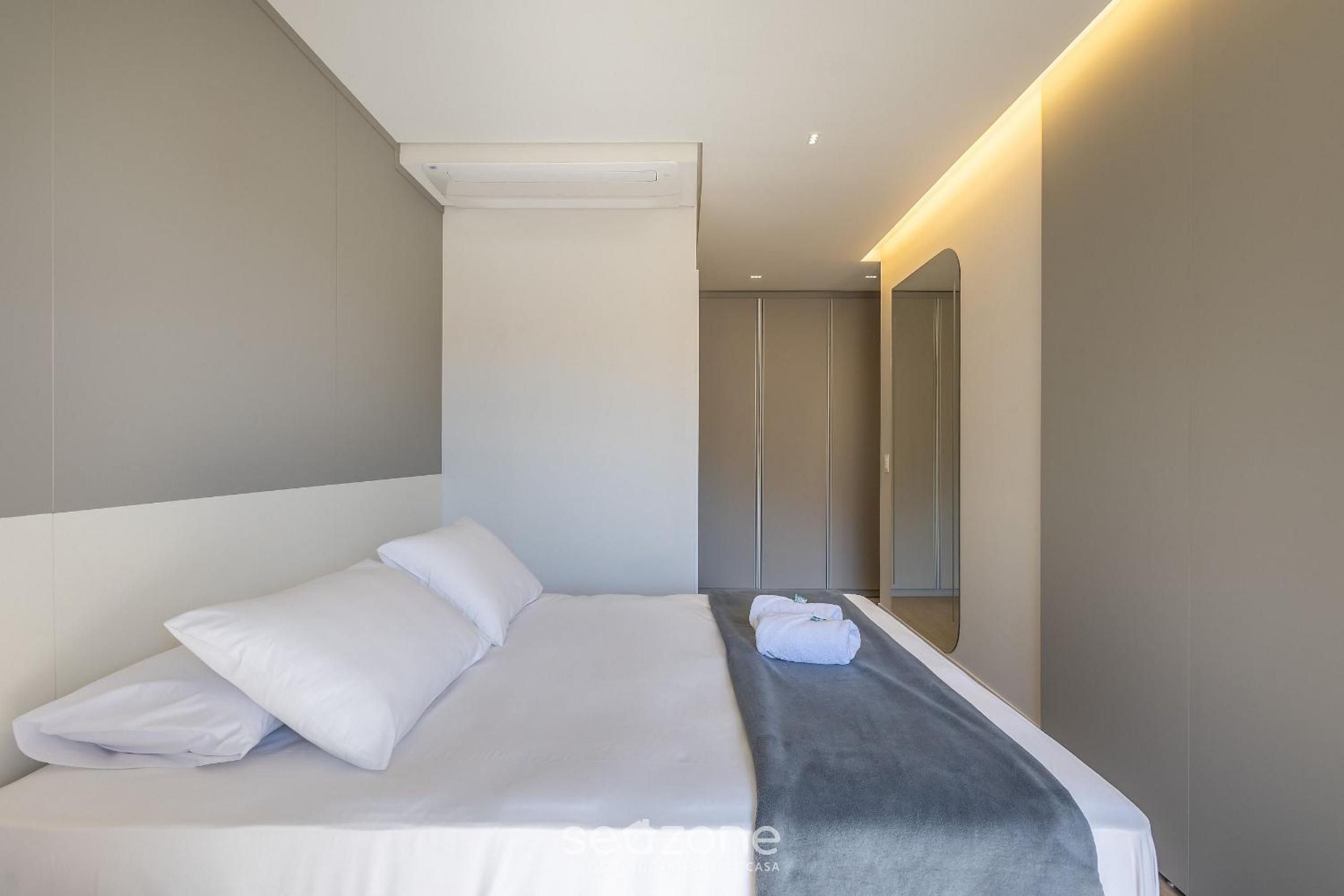 Building with swimming pool next to Balneário Shopping in BC - TSO
