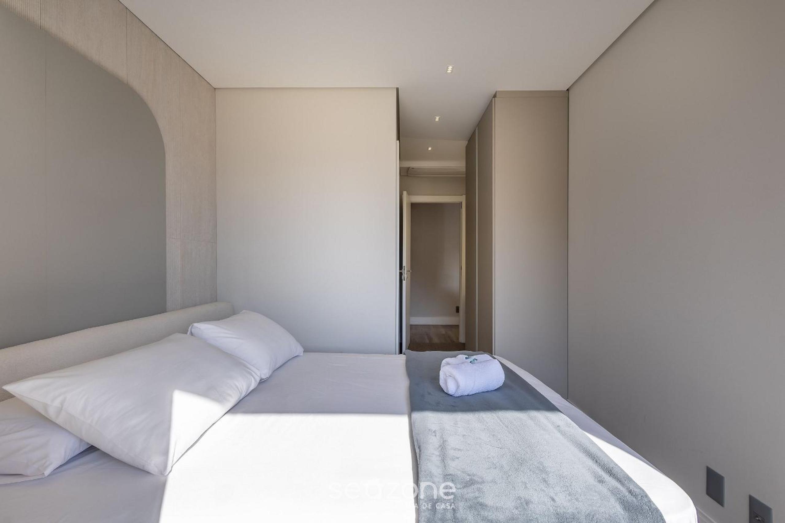Building with swimming pool next to Balneário Shopping in BC - TSO