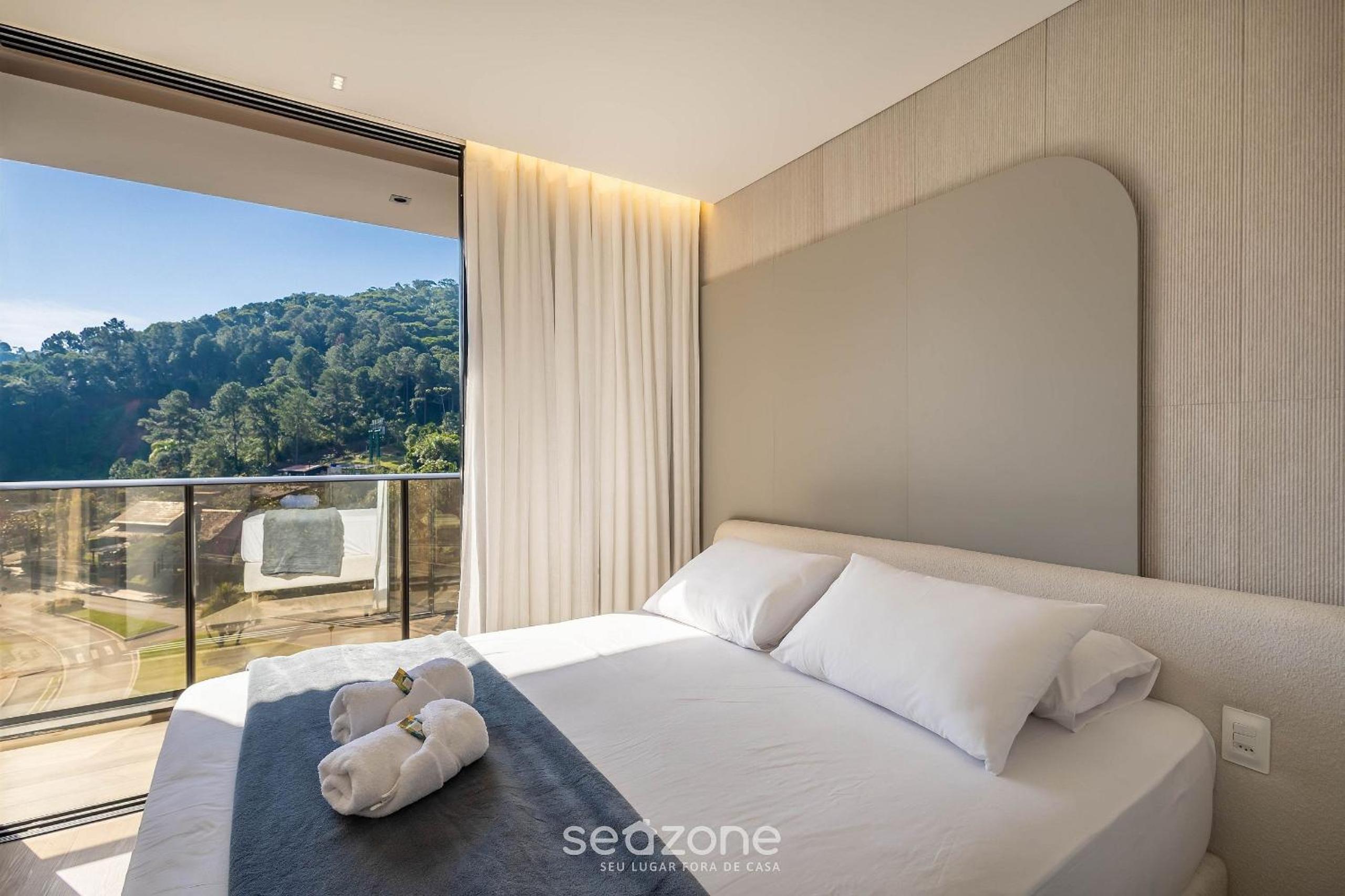 Building with swimming pool next to Balneário Shopping in BC - TSO