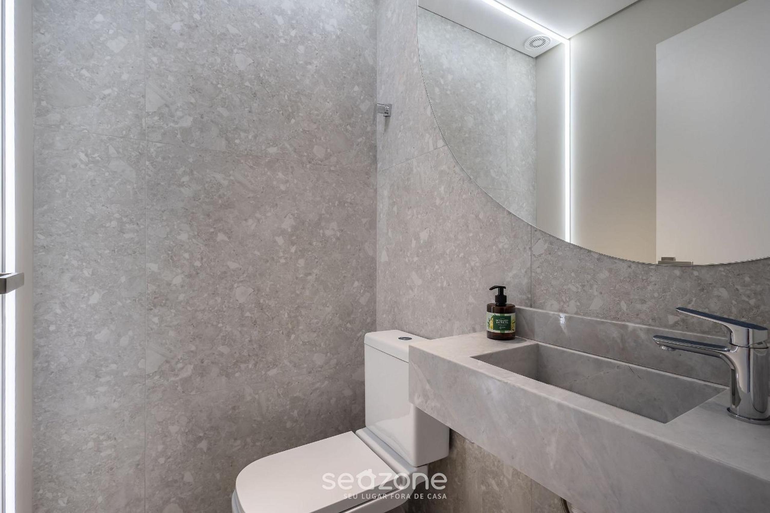 Building with swimming pool next to Balneário Shopping in BC - TSO