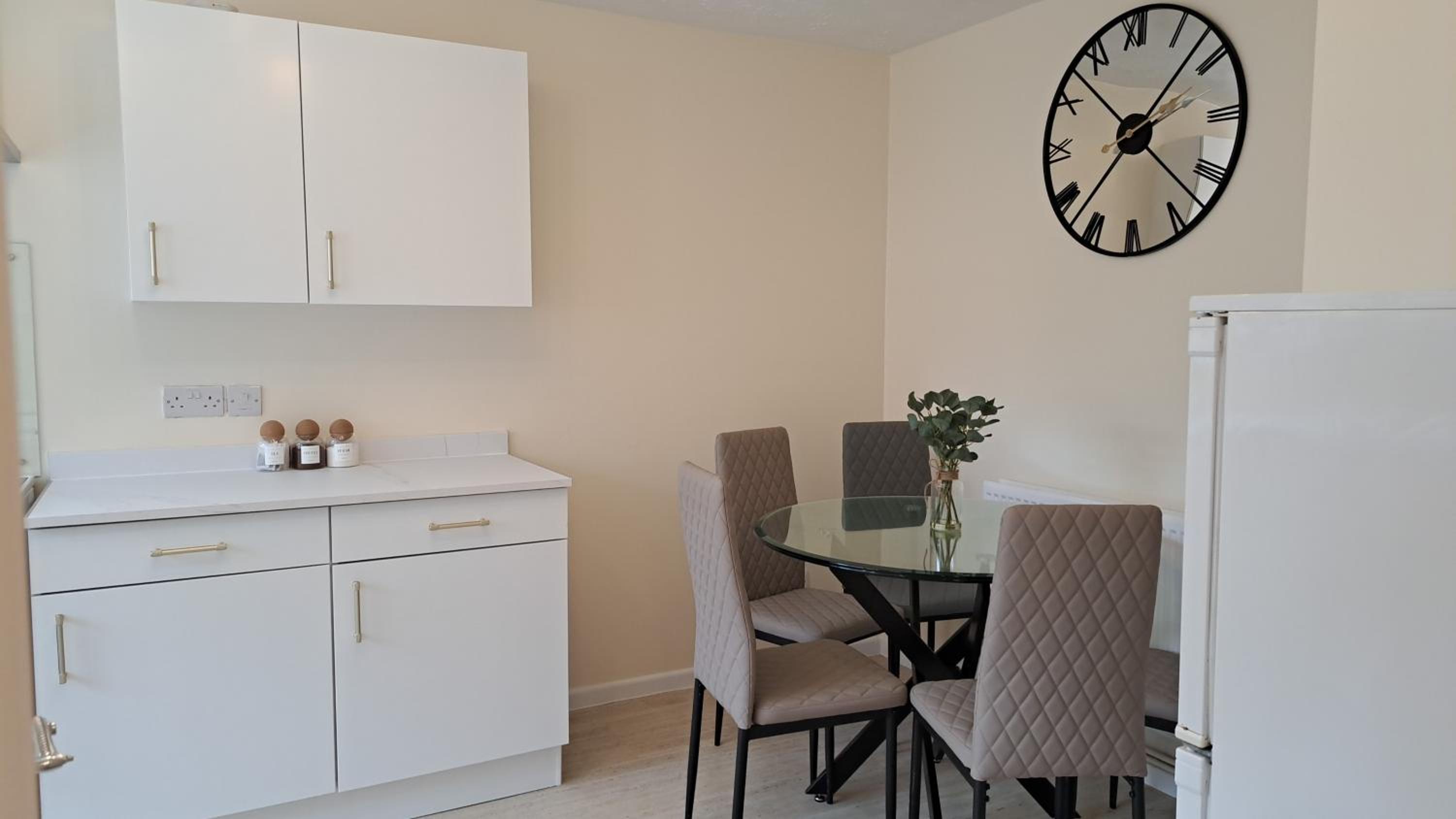 SALE 3 bed House CALNE SLEEPS 6 pet-friendly
