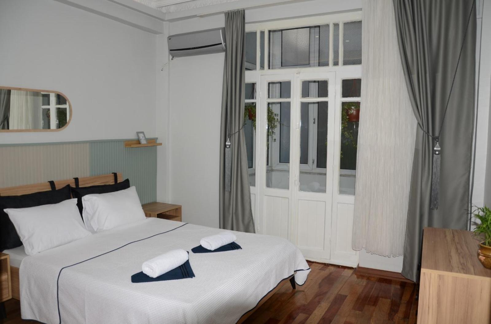 Taksim Green Flat Back