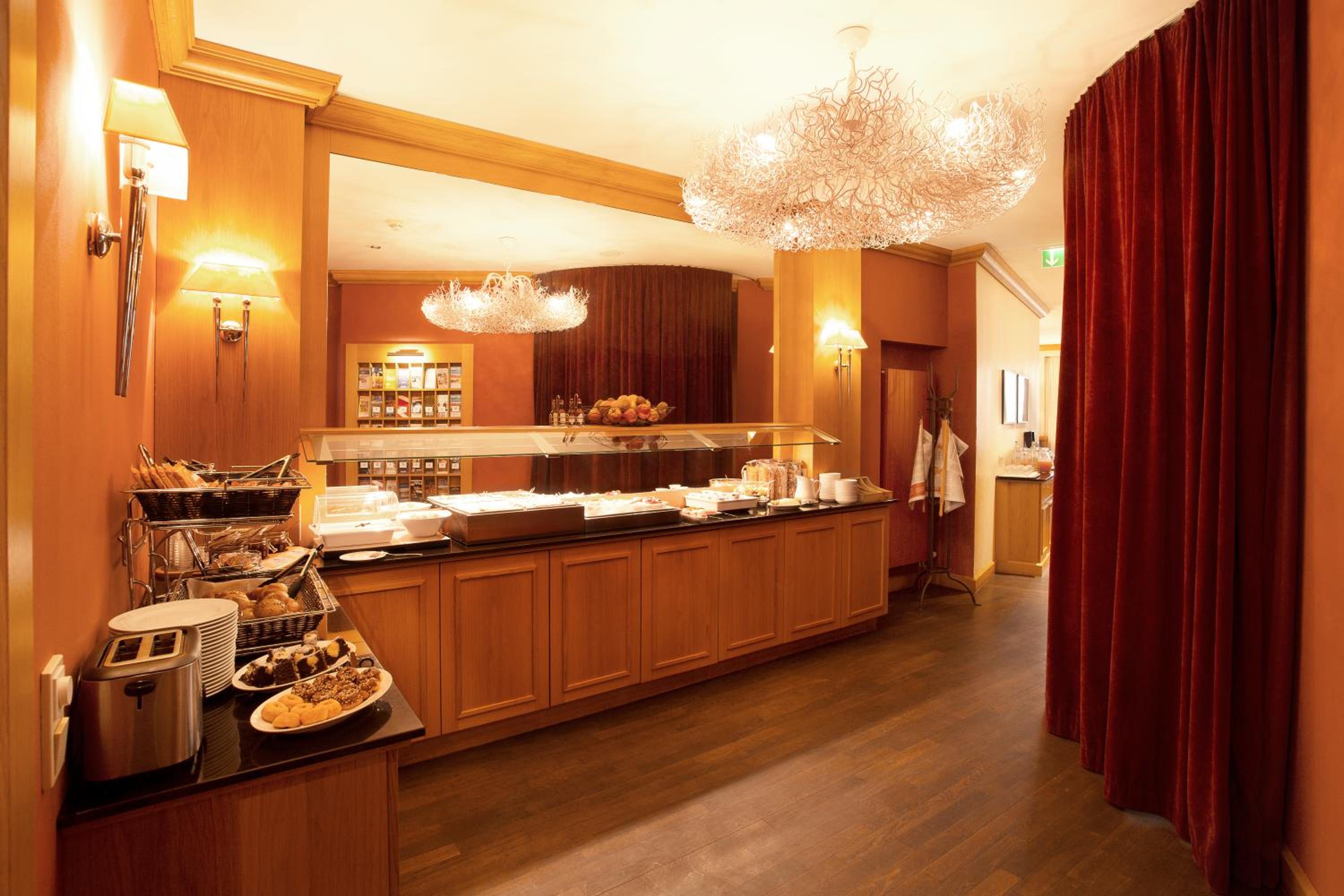 TOWNHOUSE Hotel - Property Image 16