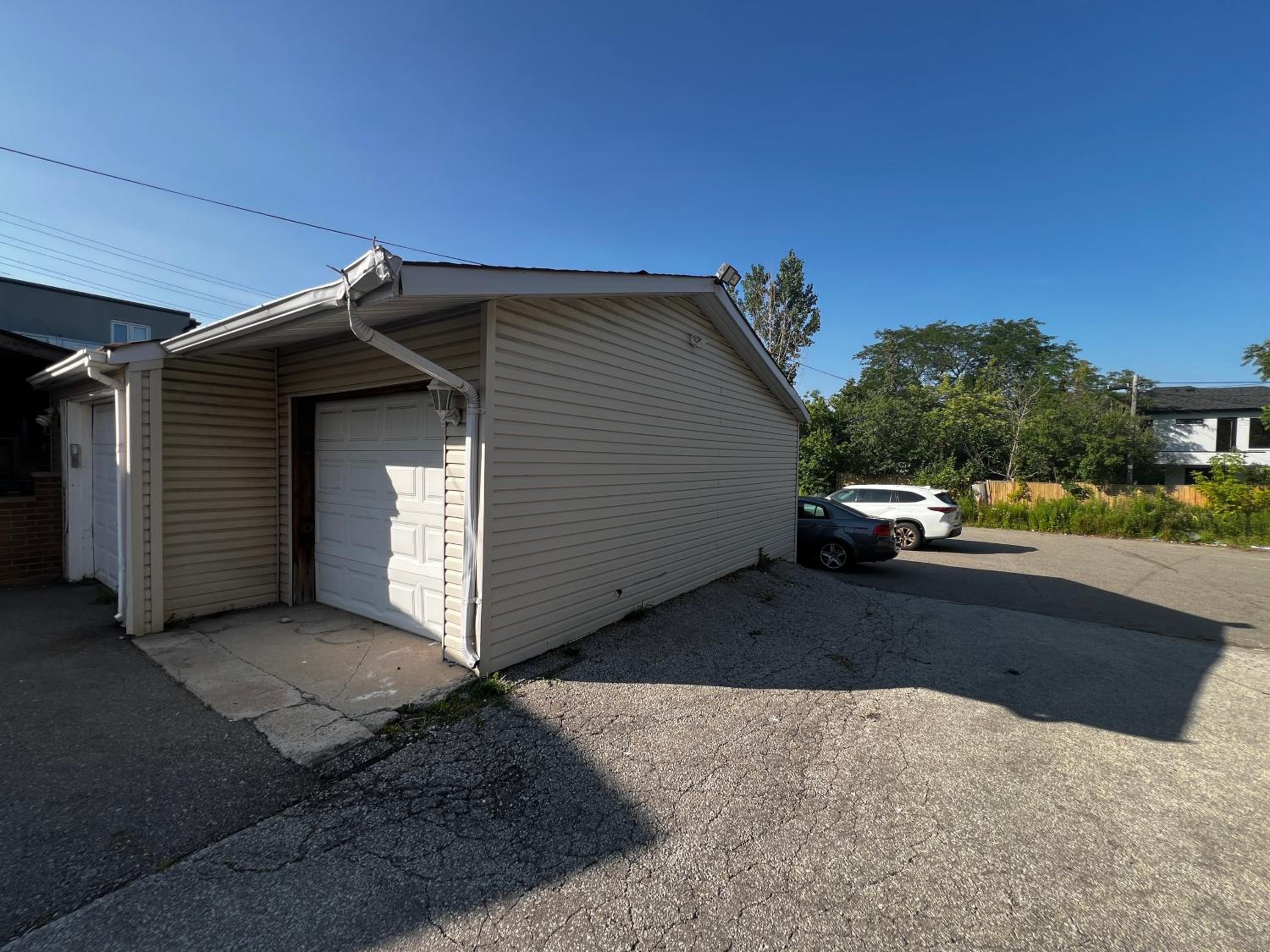 Three Bedroom Spacious Bangalow with Free Parking, closer to commercial area and highways