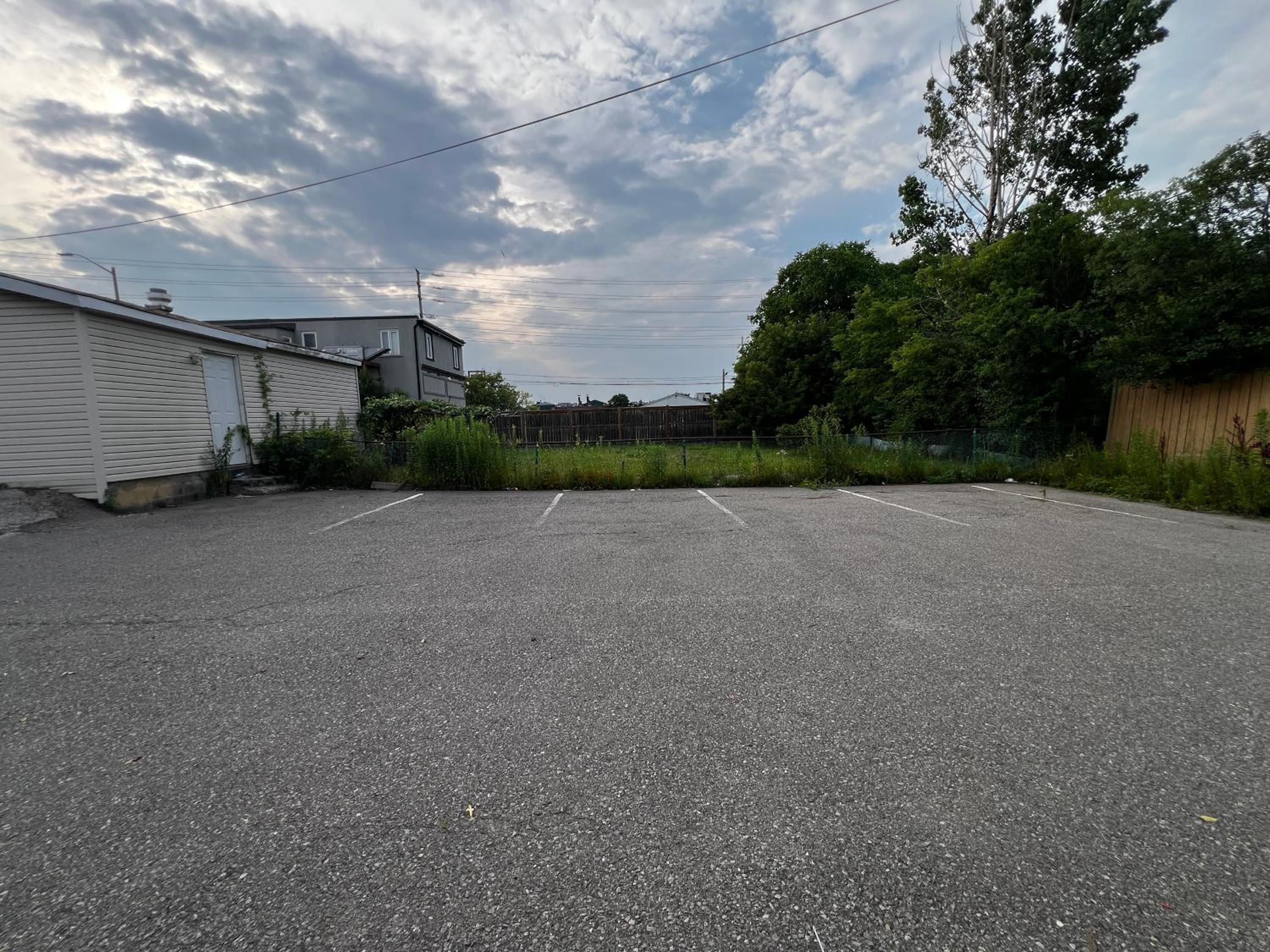 Three Bedroom Spacious Bangalow with Free Parking, closer to commercial area and highways
