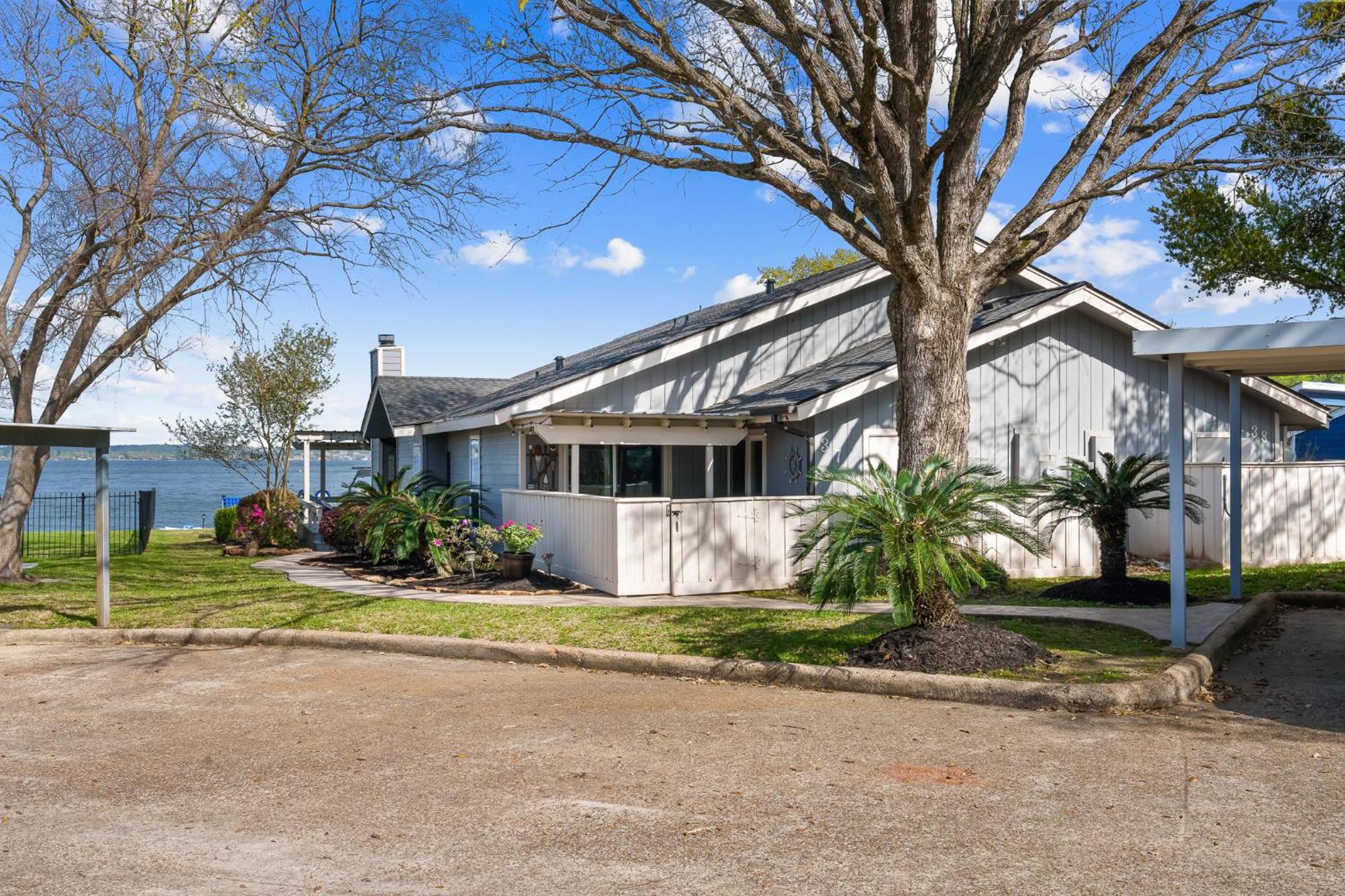 Conroe Lakefront Cottage