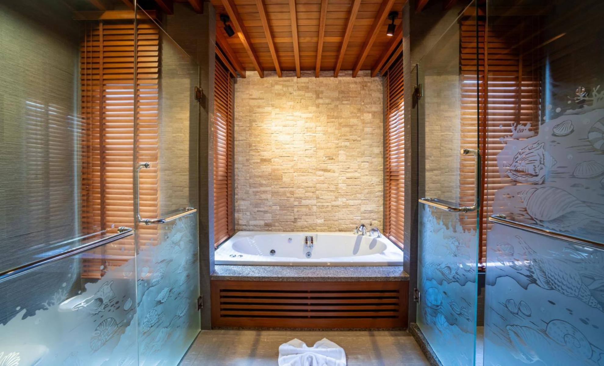 5BR Sea View Pool Villa - 3-Min Walk to Kata Beach - Villa Apsara by Warm Plus