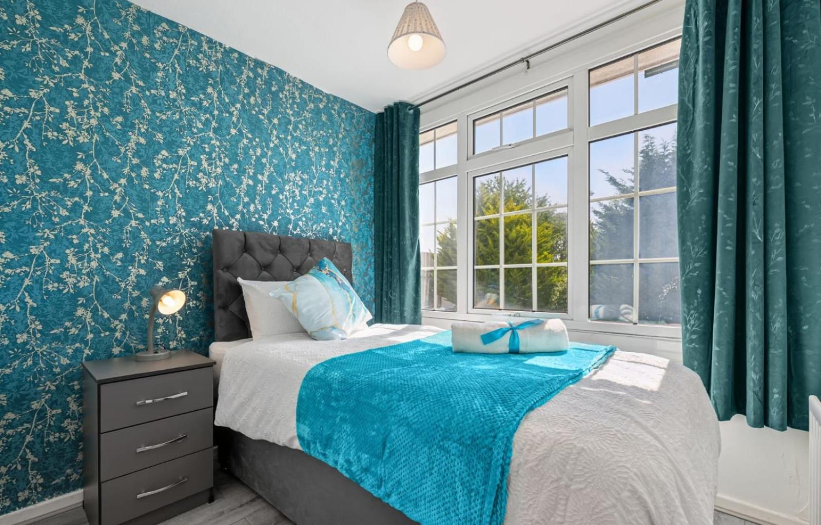 Cozy 3 bedroom house with free parking and near hospital
