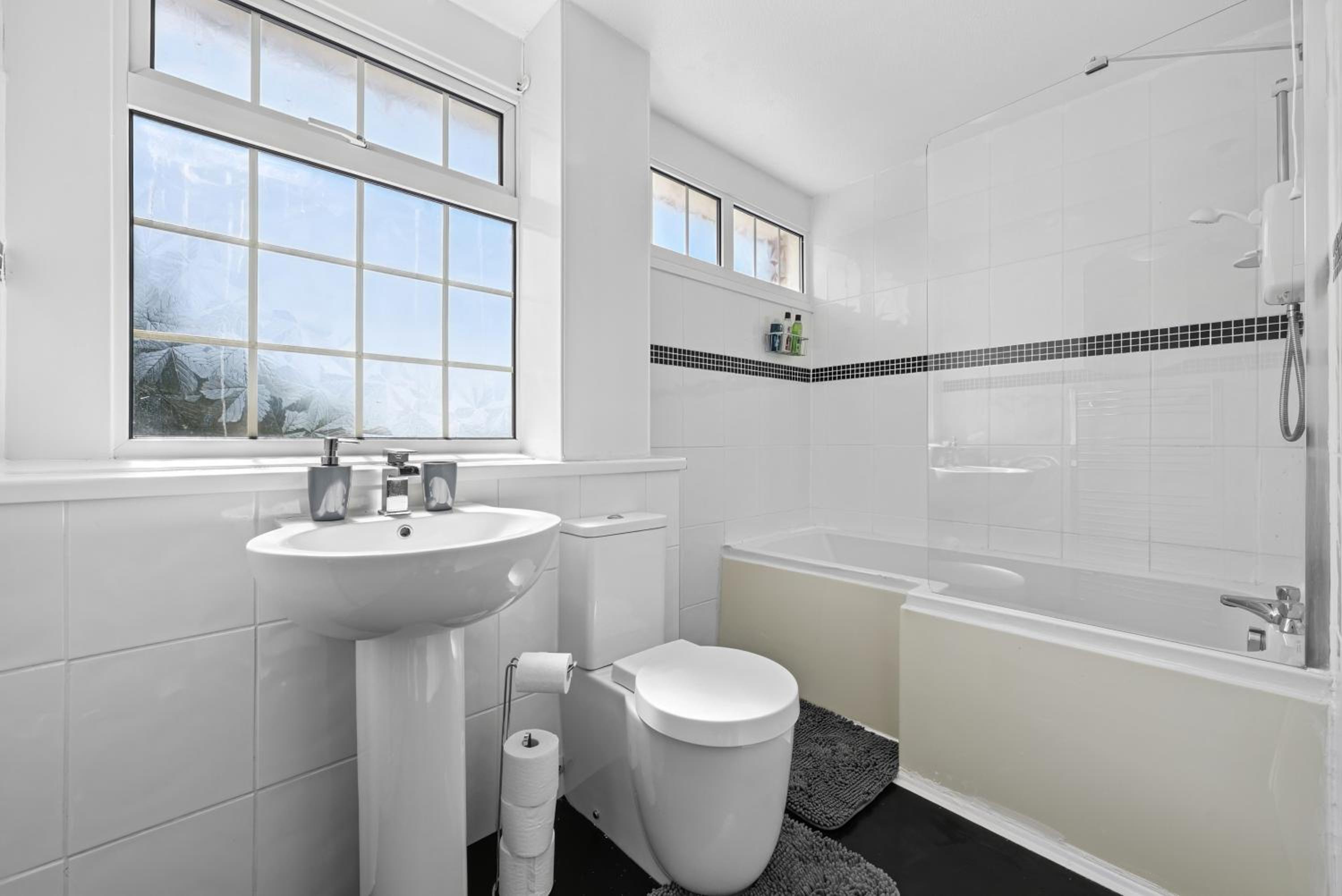 Cozy 3 bedroom house with free parking and near hospital