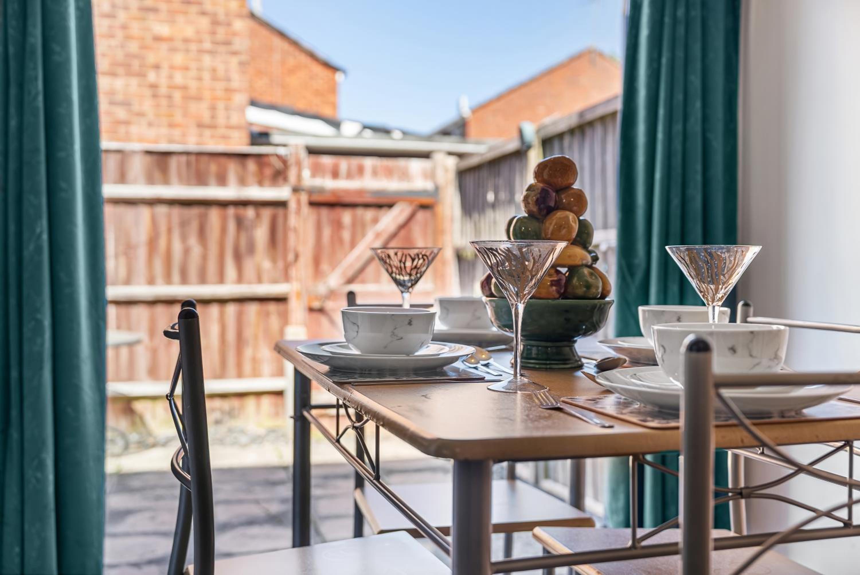 Cozy 3 bedroom house with free parking and near hospital