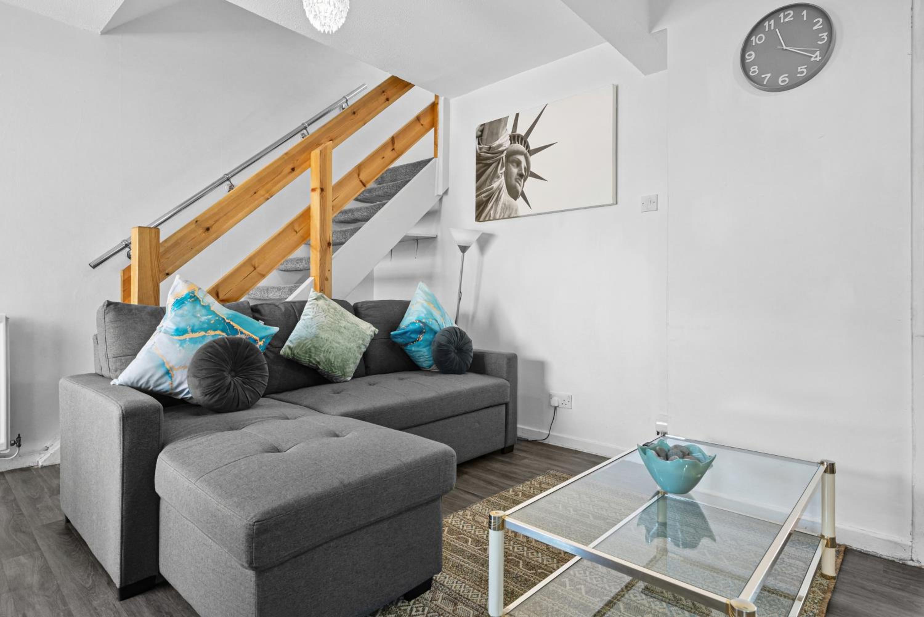 Cozy 3 bedroom house with free parking and near hospital