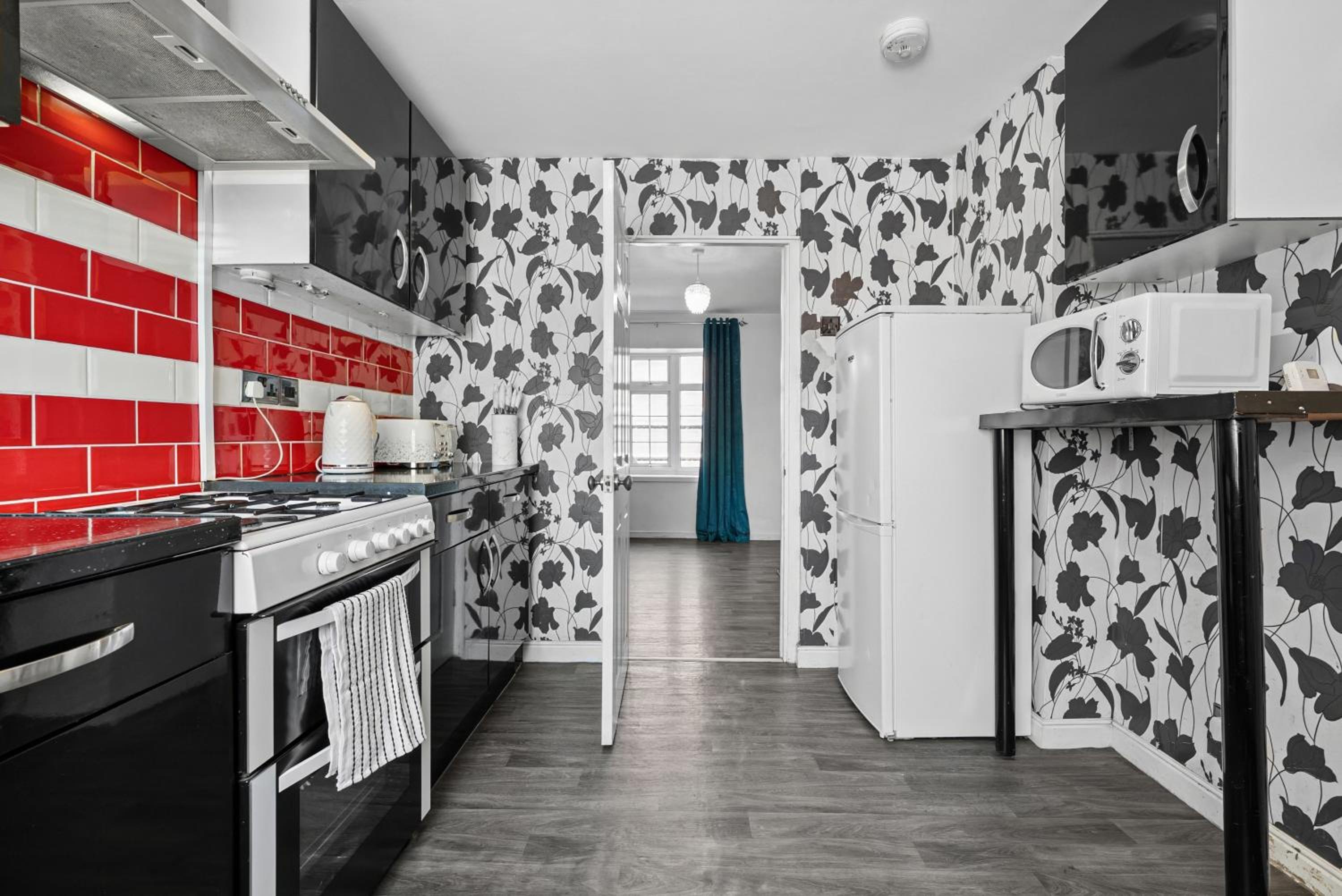Cozy 3 bedroom house with free parking and near hospital