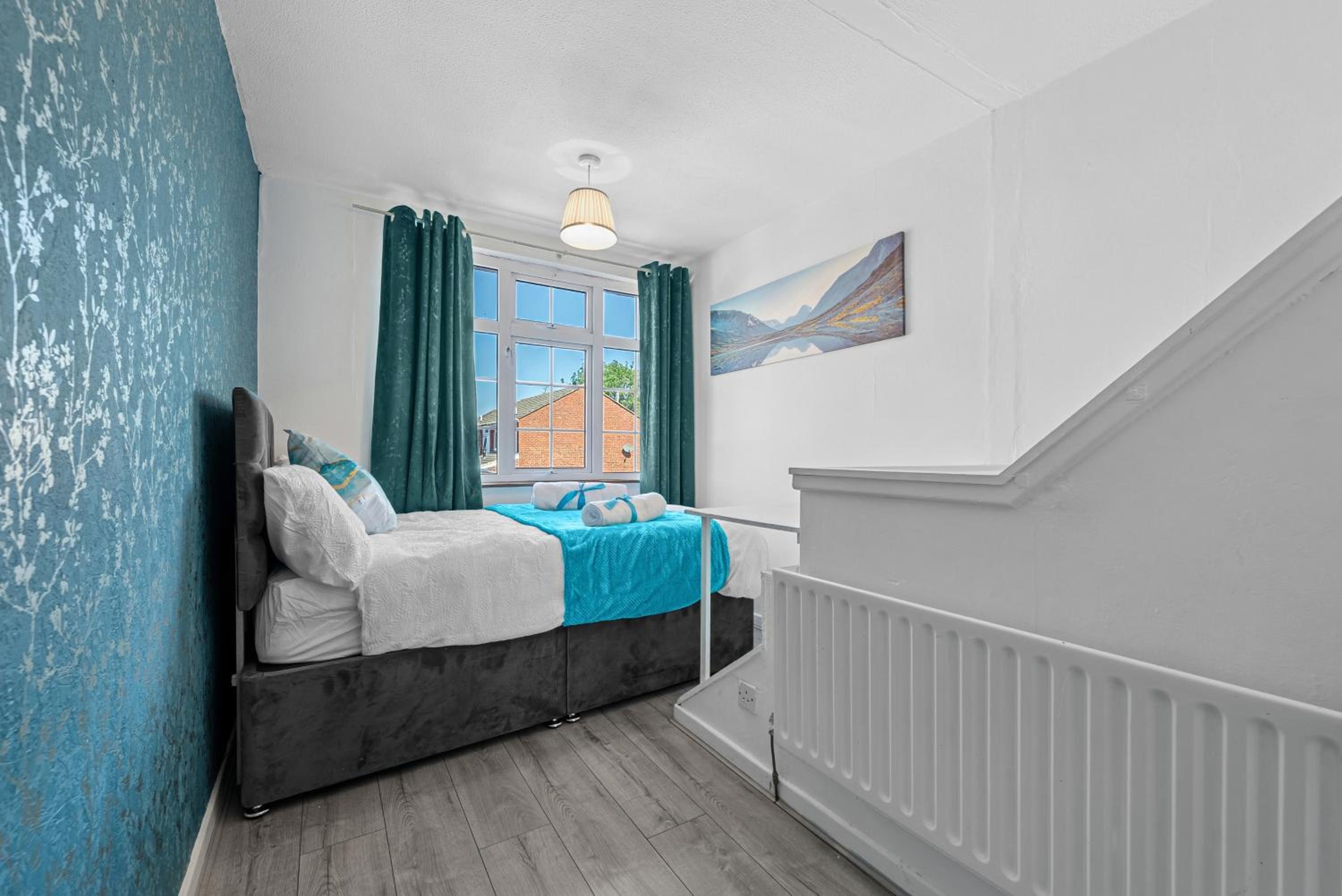 Cozy 3 bedroom house with free parking and near hospital