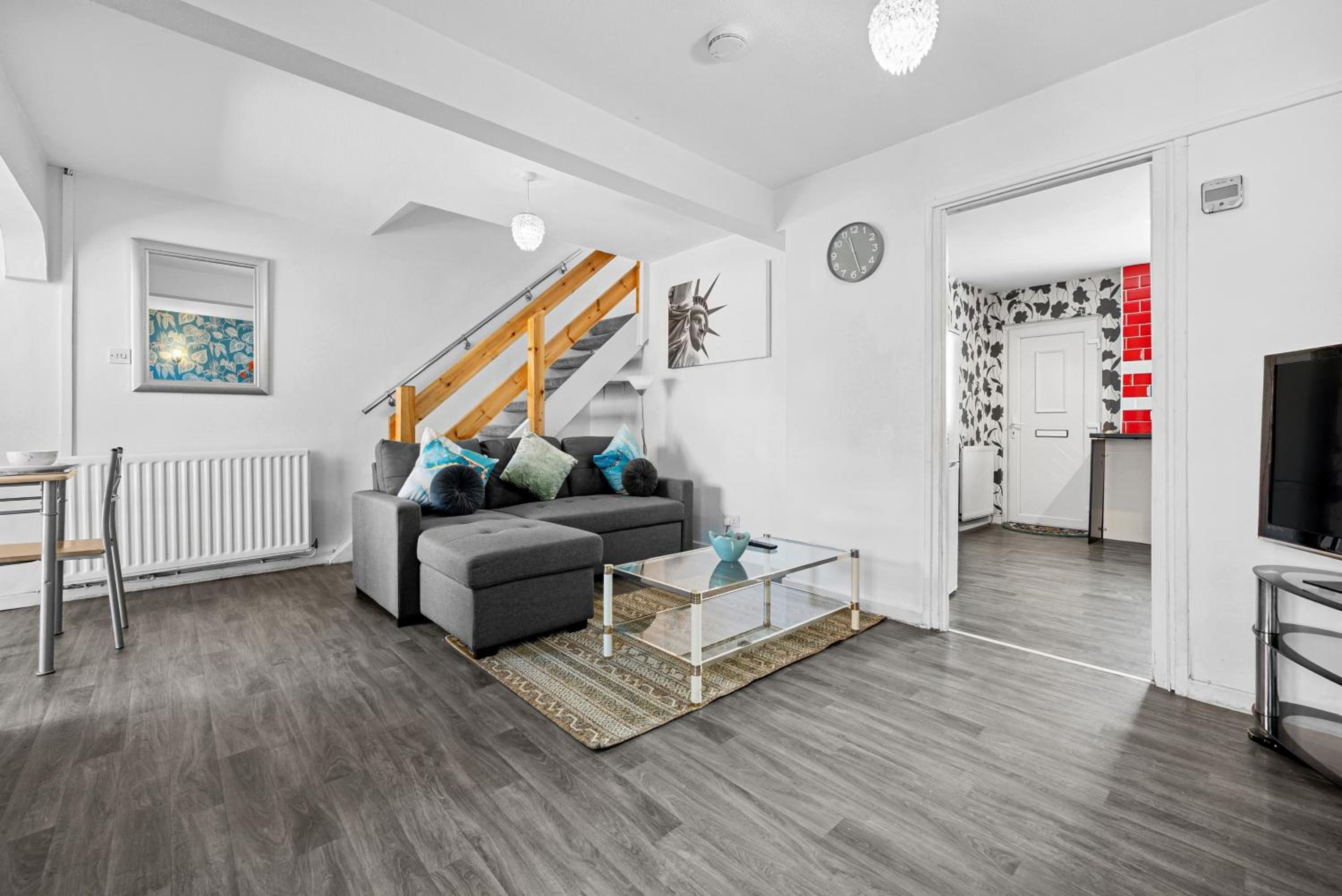 Cozy 3 bedroom house with free parking and near hospital