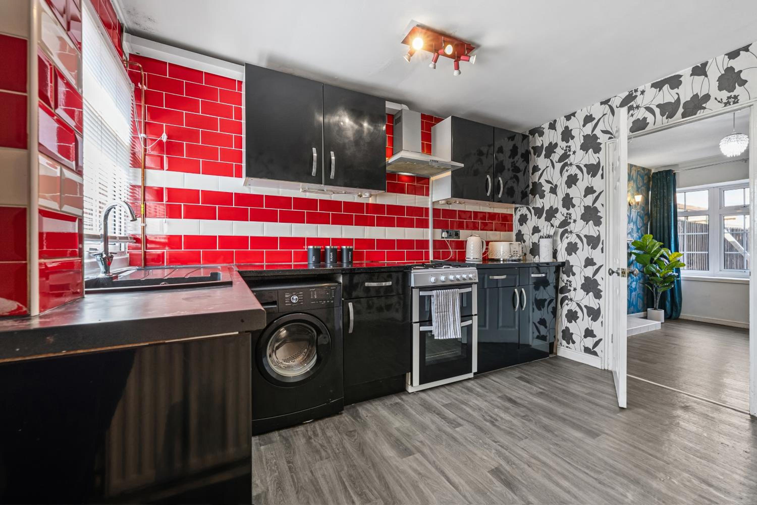 Cozy 3 bedroom house with free parking and near hospital