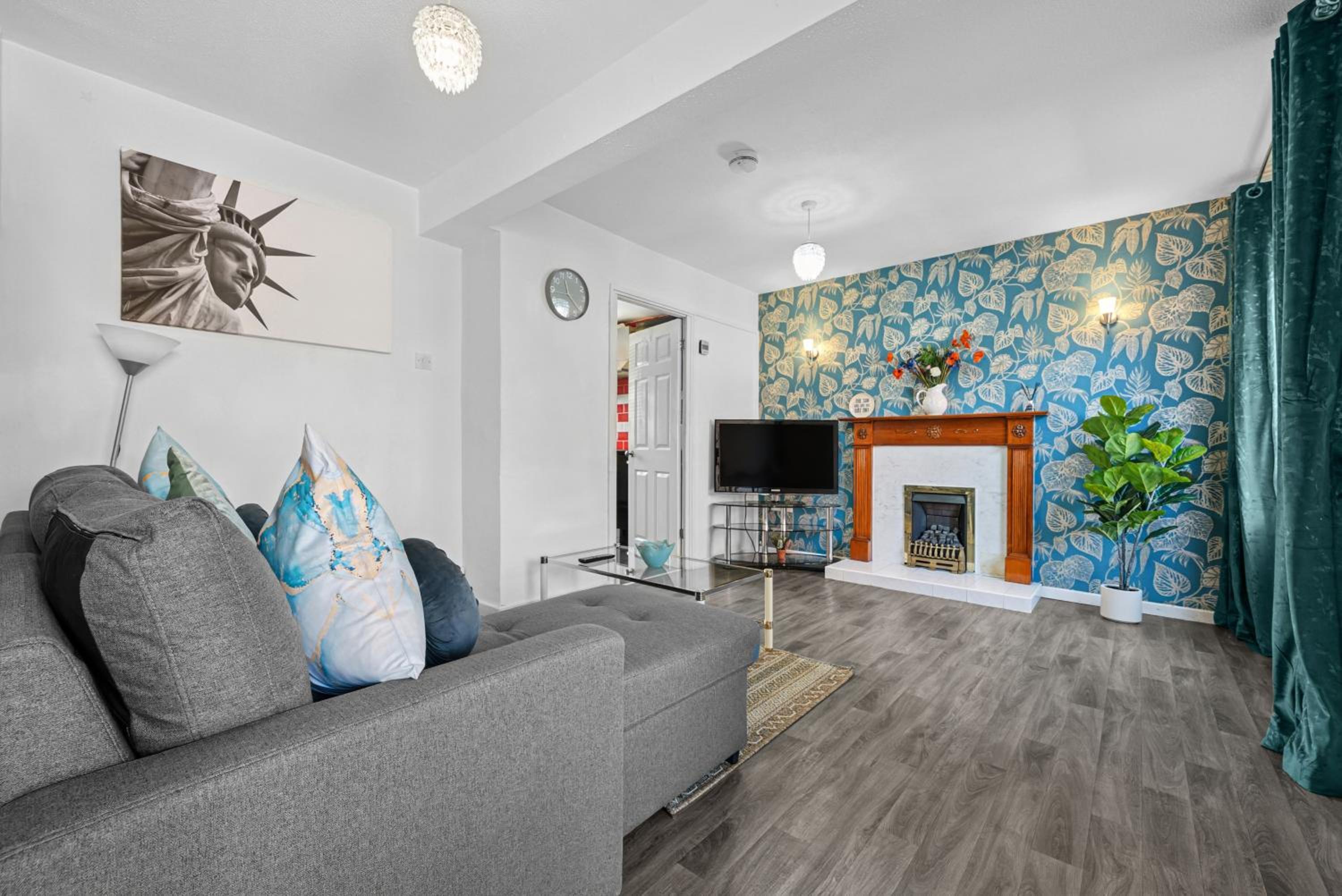 Cozy 3 bedroom house with free parking and near hospital