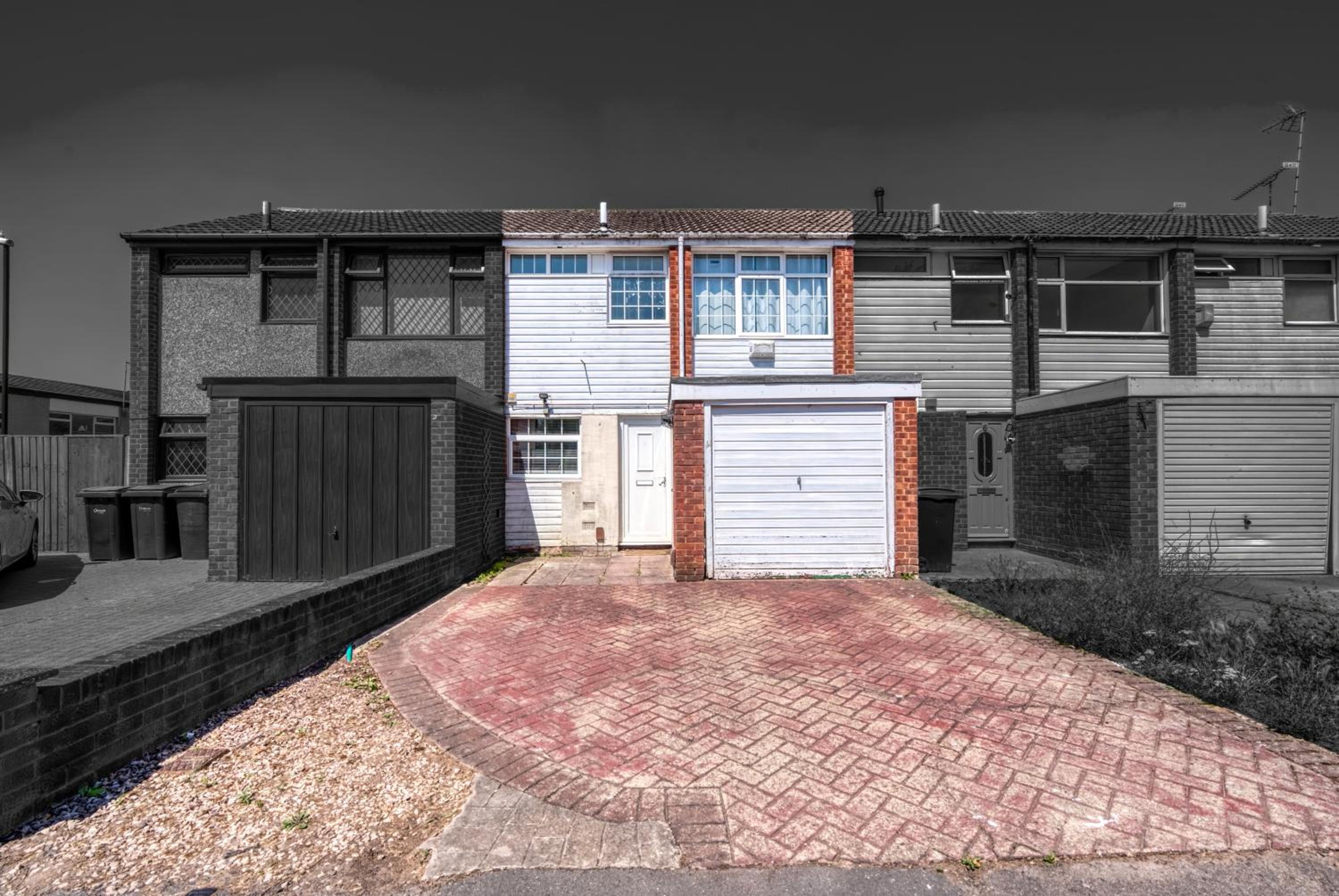 Cozy 3 bedroom house with free parking and near hospital