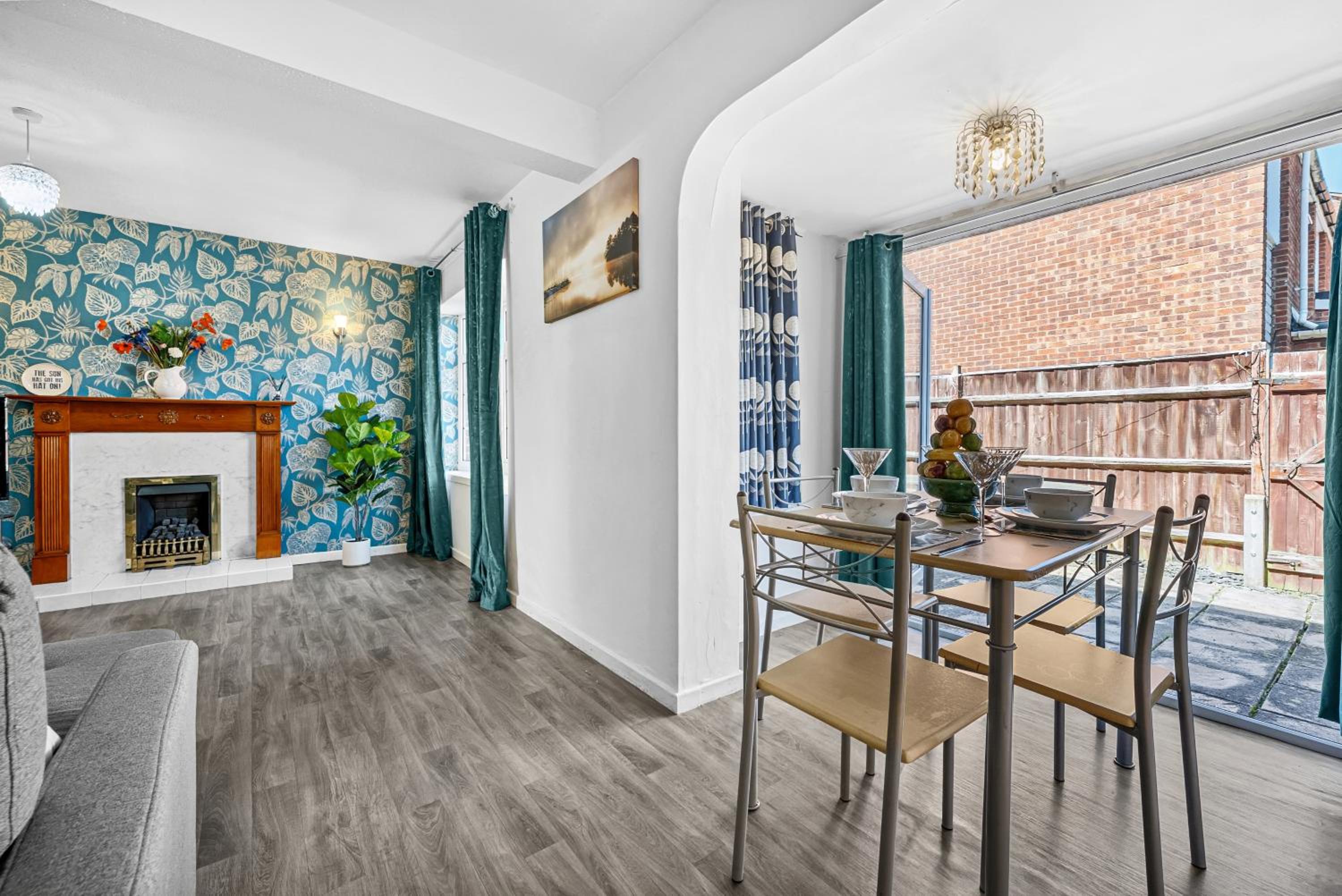 Cozy 3 bedroom house with free parking and near hospital