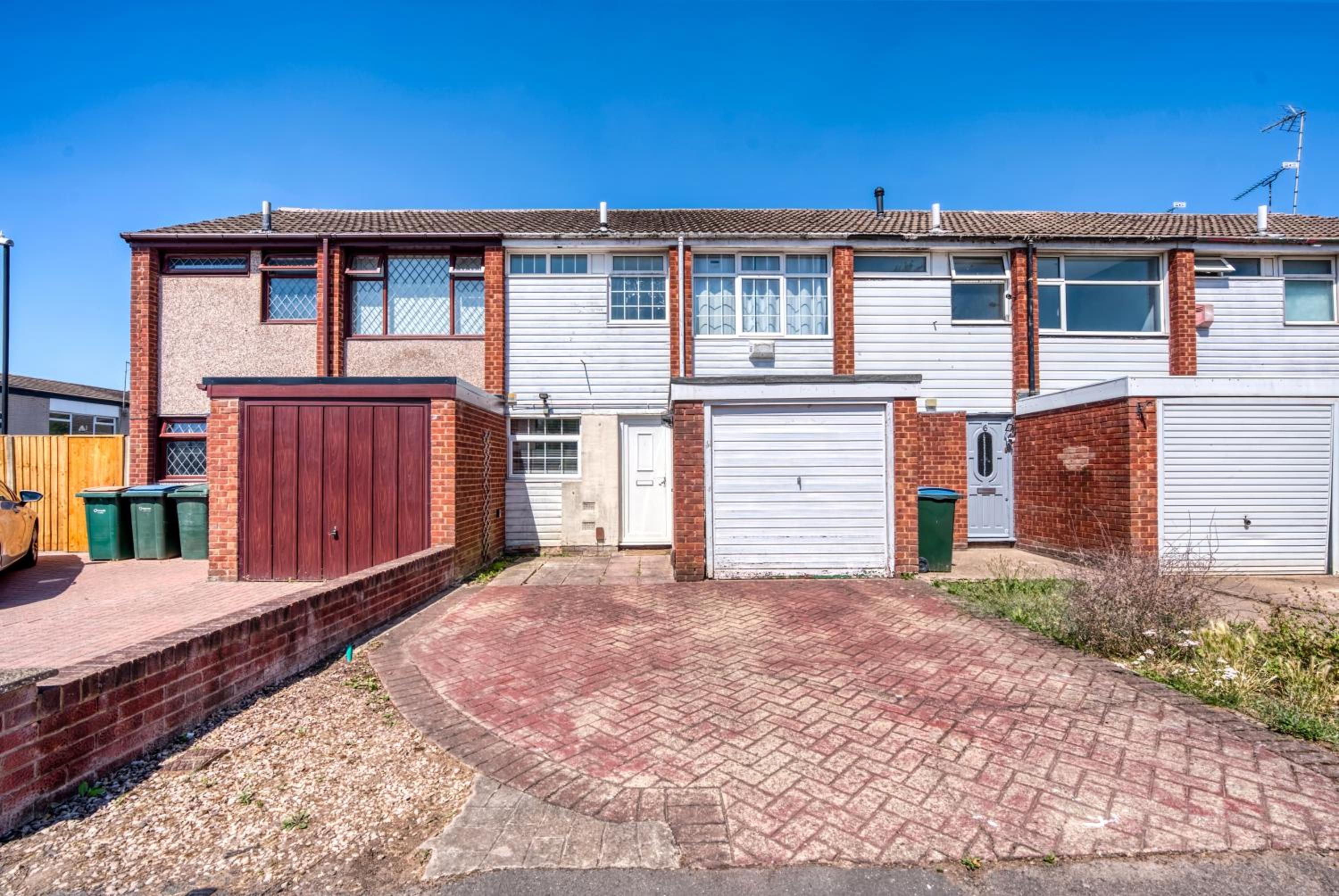 Cozy 3 bedroom house with free parking and near hospital
