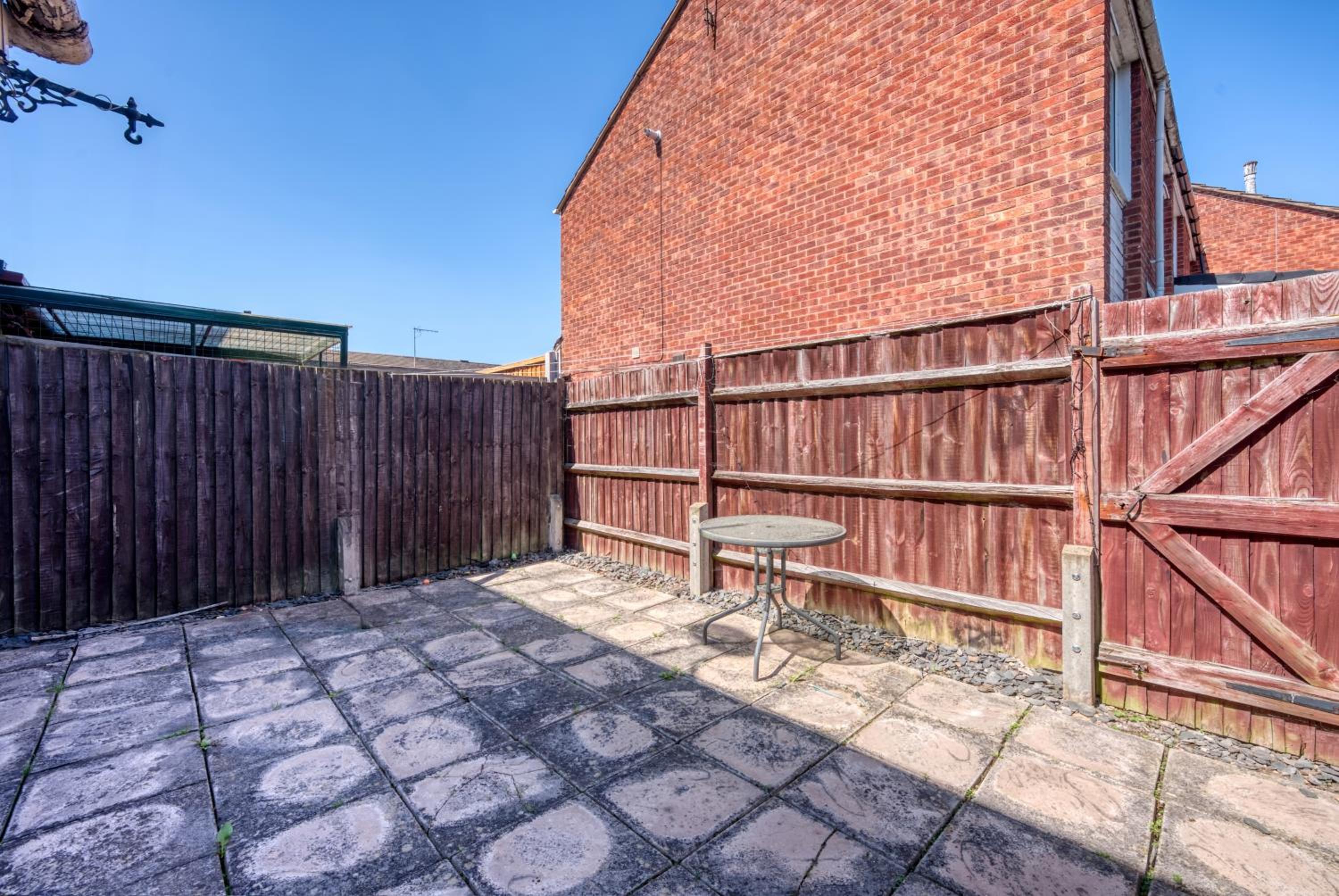 Cozy 3 bedroom house with free parking and near hospital