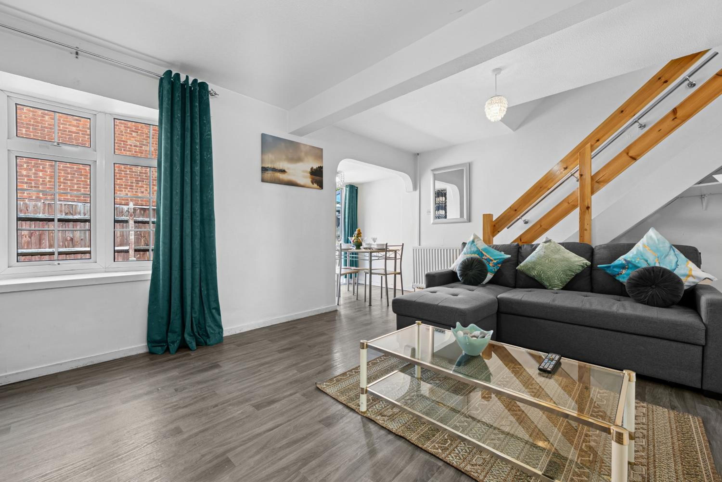 Cozy 3 bedroom house with free parking and near hospital
