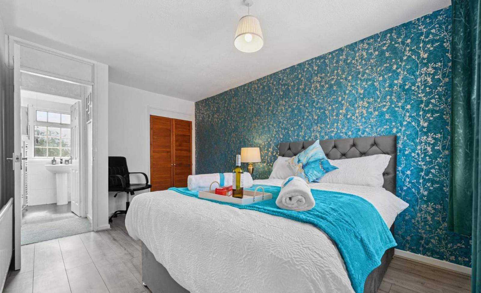 Cozy 3 bedroom house with free parking and near hospital