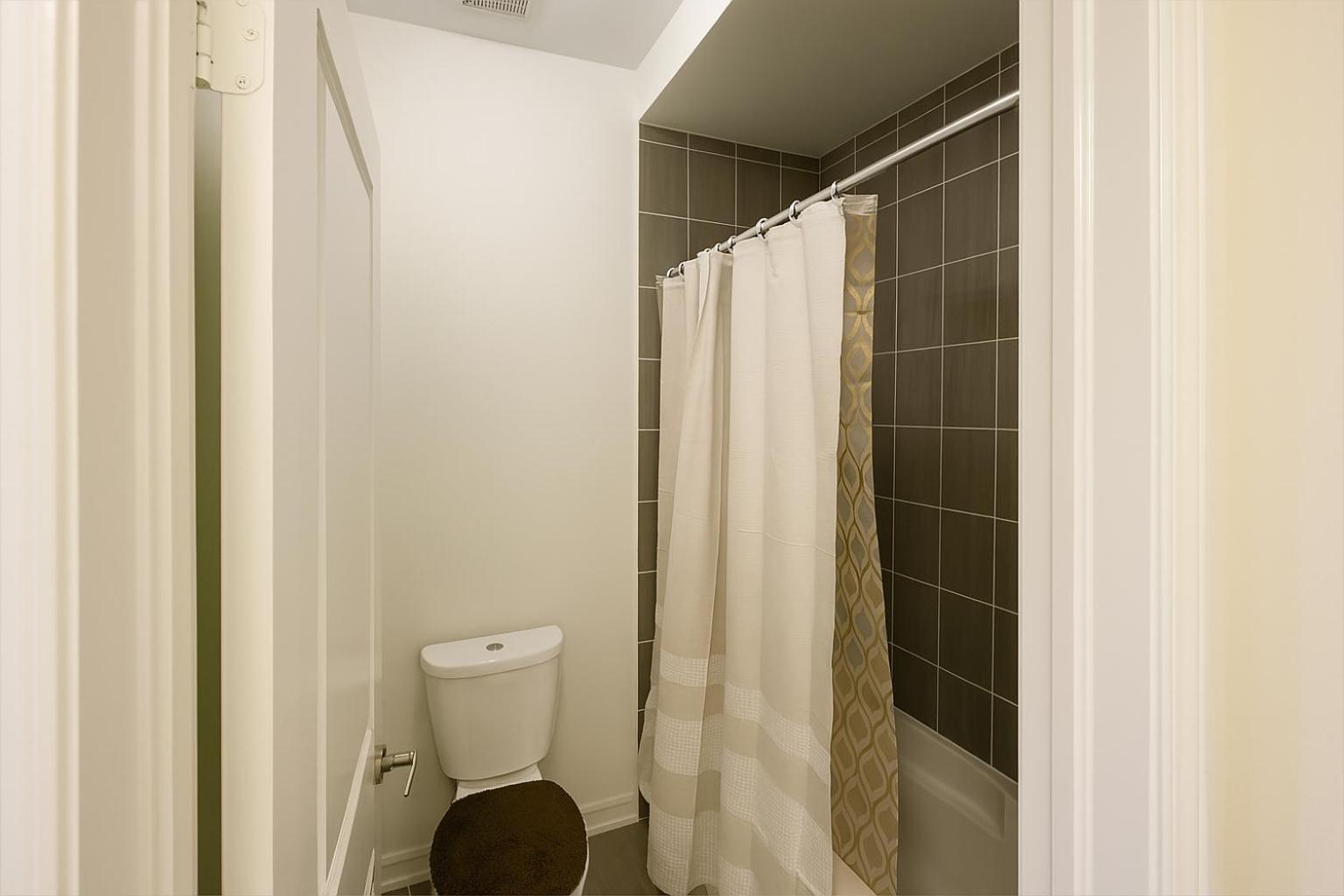 2024 Built Elegant 3BR Kleinburg Vaughan Townhouse with Free Parking, WiFi, Full Kitchen, Laundry, Near Canada's Wonderland! Perfect for Family Travel, Gro