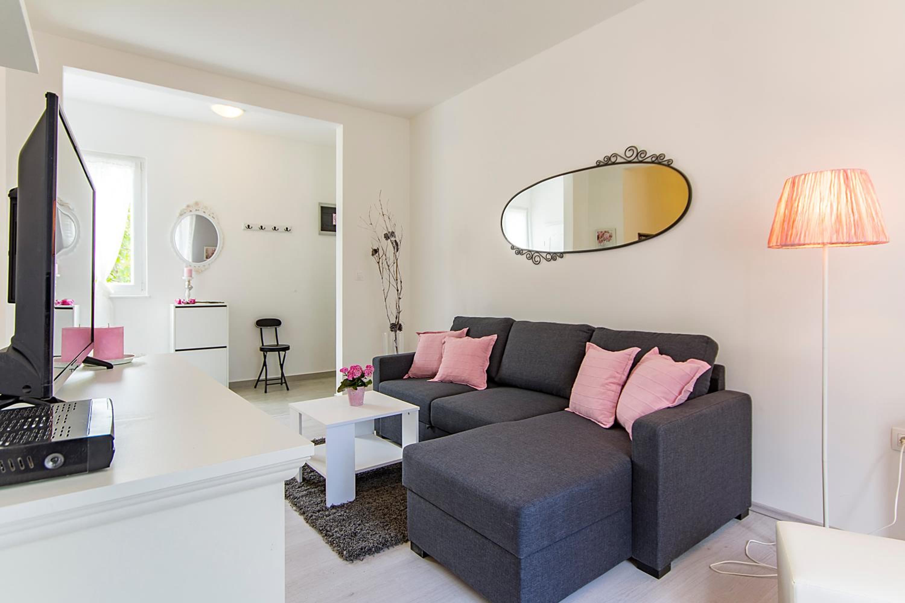 Hotel Center Apartment Tina - Image 1