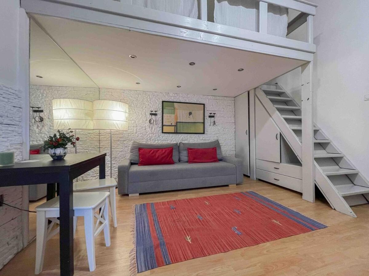 B15 Retro Home