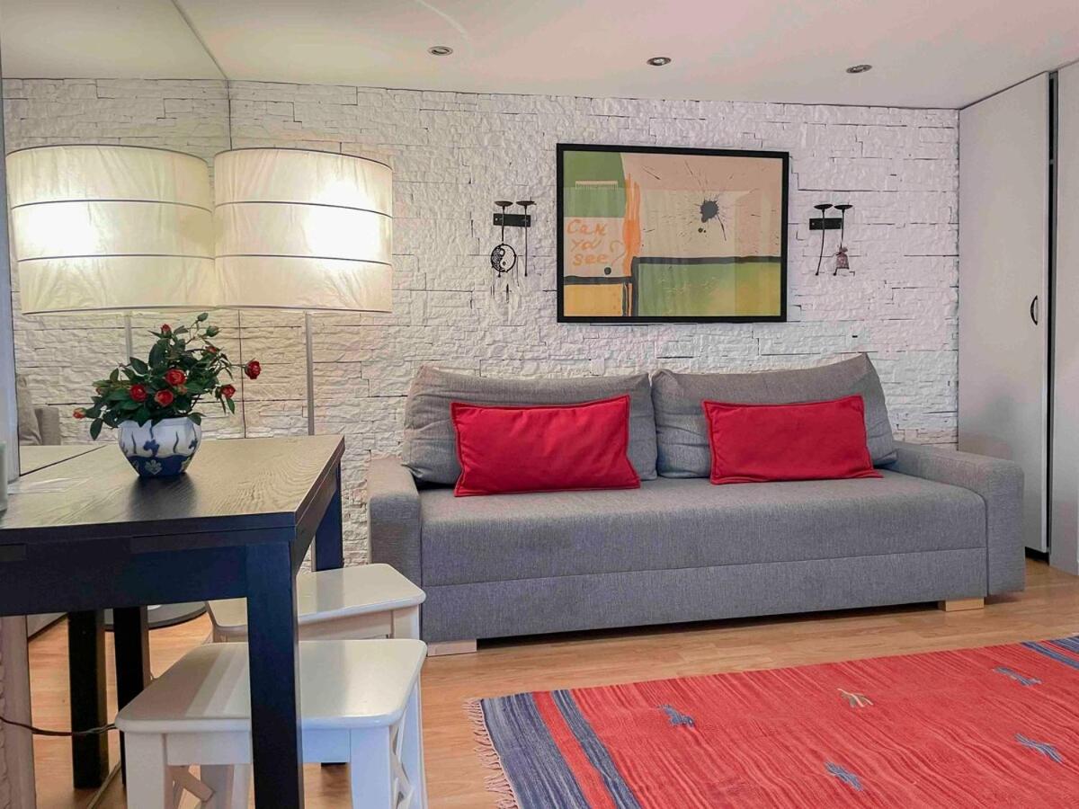 B15 Retro Home