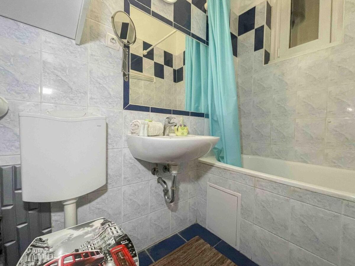B15 Retro Home