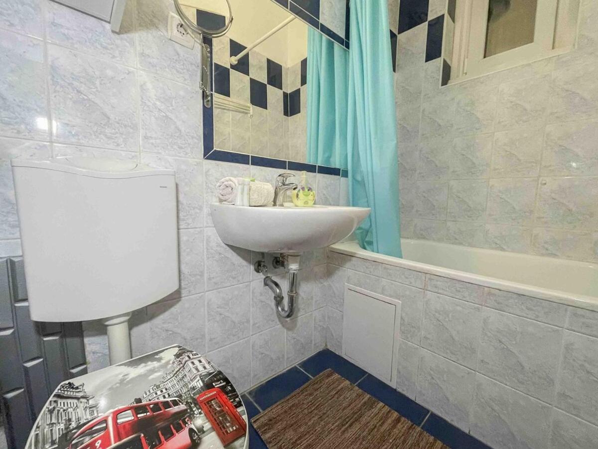 B15 Retro Home